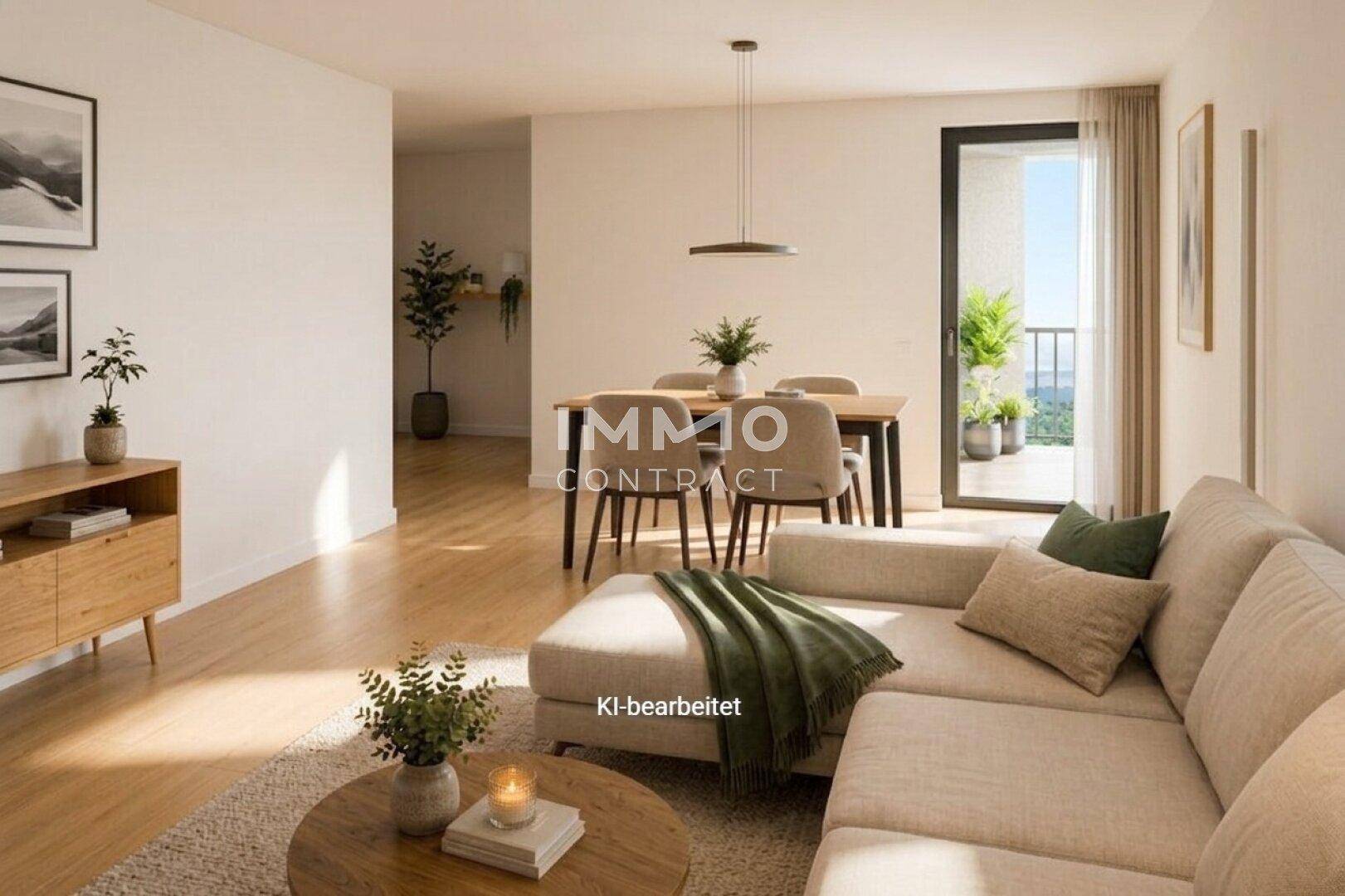 Offener Wohn- und Essbereich mit hellem Holzfußboden und Zugang zu einem Balkon.
