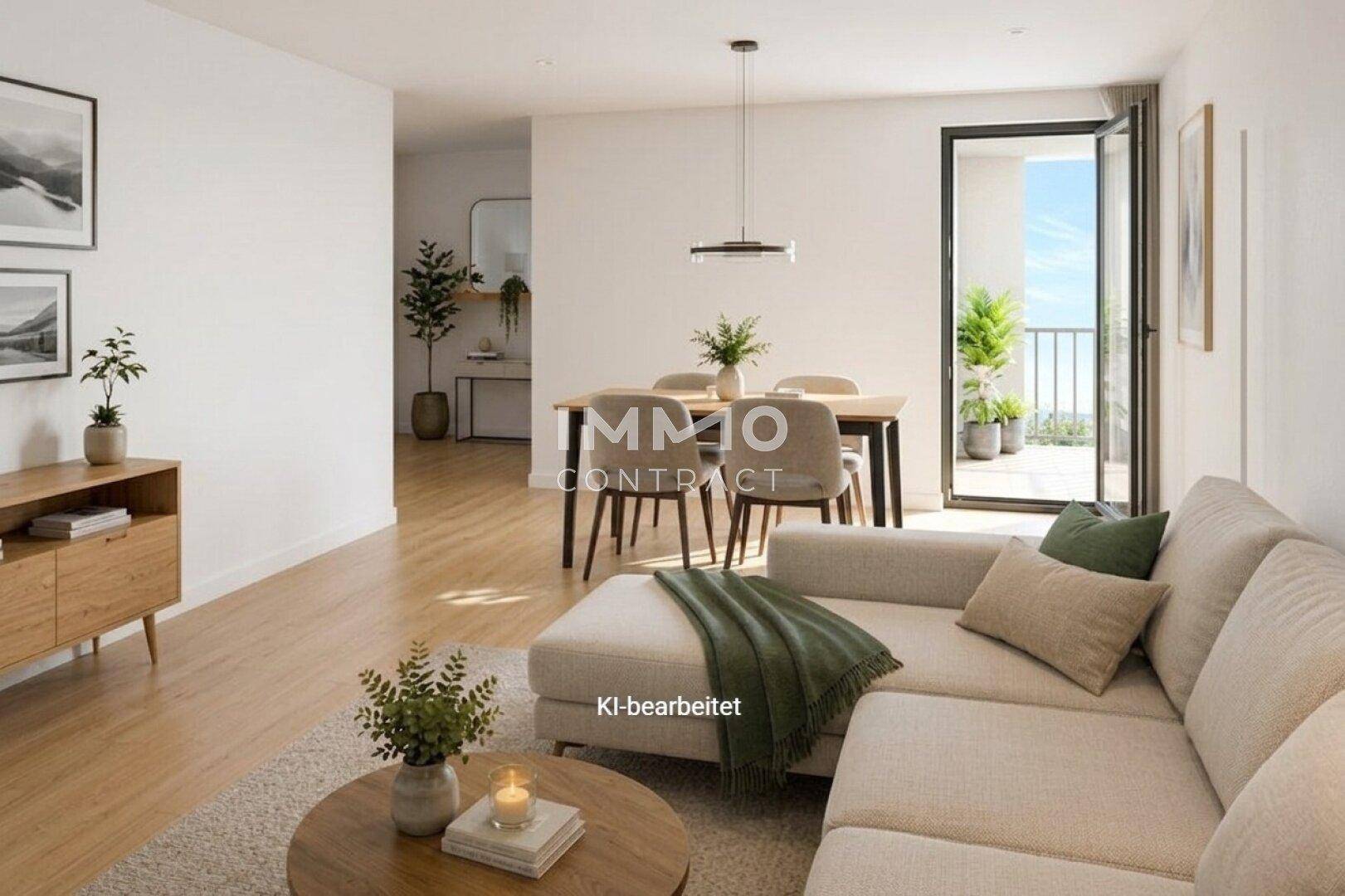 Offener Wohn-Essbereich mit modernem Sofa, Esstisch und Zugang zu einem Balkon.