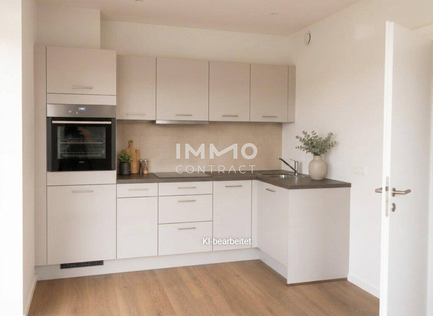 Kompakte, moderne Einbauküche mit hellen Fronten und integriertem Backofen.