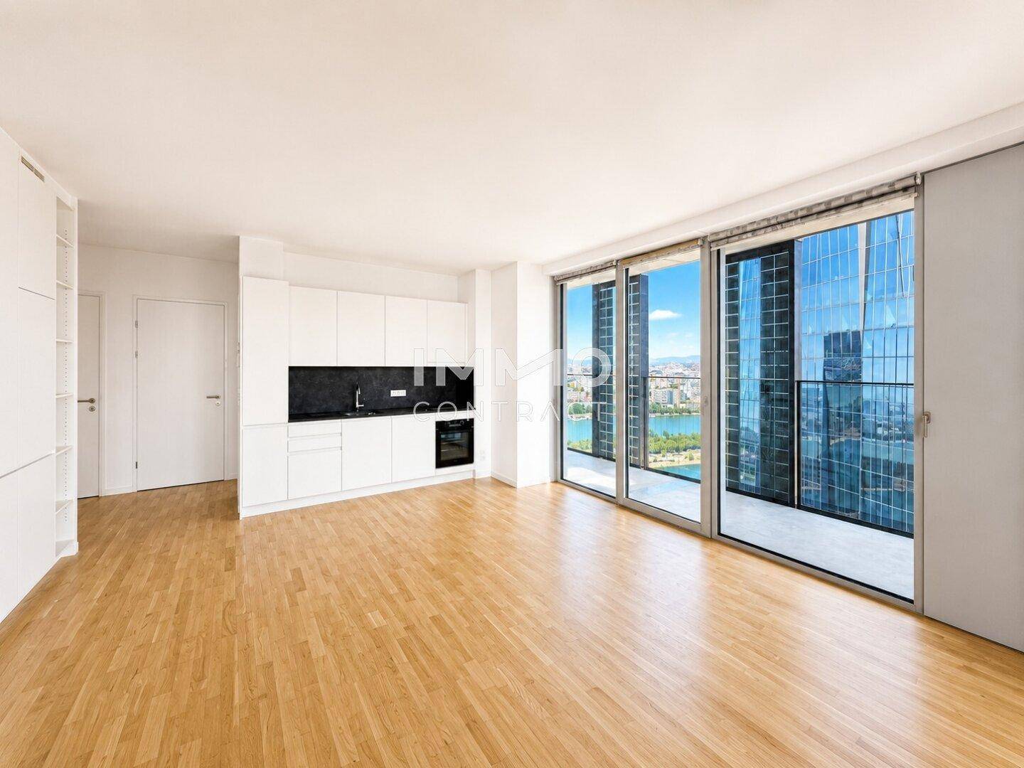 Offener Wohn- und Essbereich mit integrierter Küche und weitem Blick auf die Stadt.