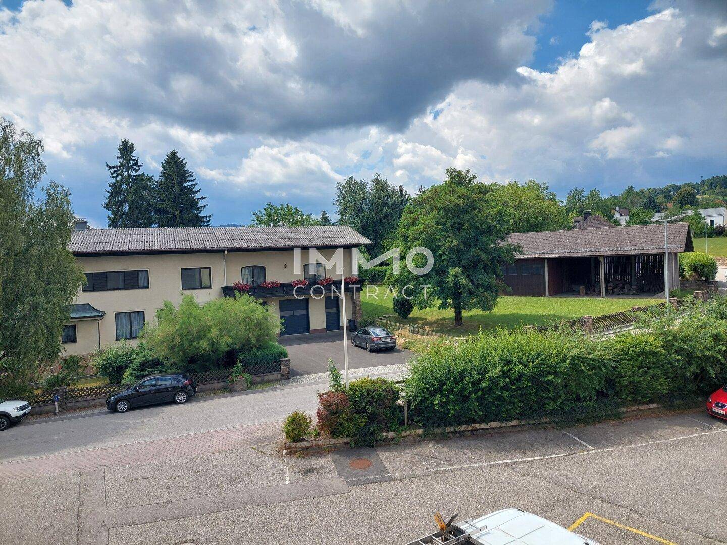 Weitläufiger Blick auf die Umgebung mit Wohnhäusern und viel Grün.