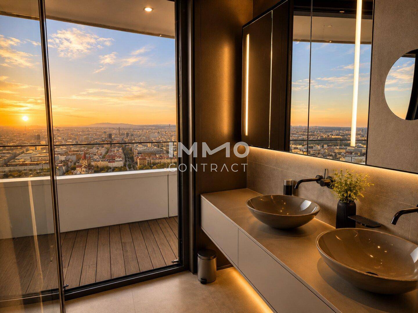 Modernes Badezimmer mit Doppelwaschbecken, großem Spiegel und Zugang zu einem Balkon mit Stadtblick.