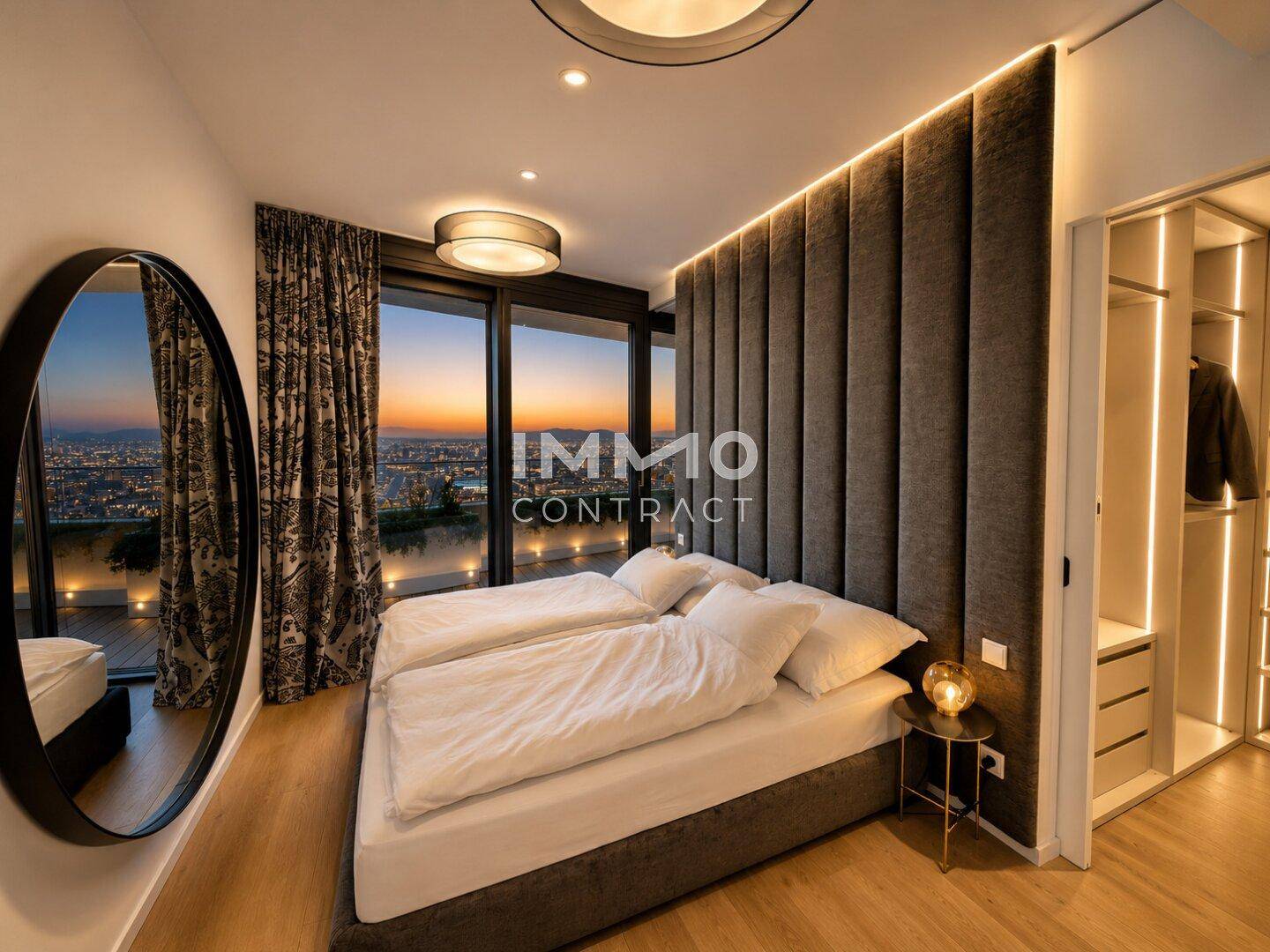 Elegantes Schlafzimmer mit großem Bett, gepolstertem Kopfteil und begehbarem Kleiderschrank, mit Stadtblick bei Sonnenuntergang.