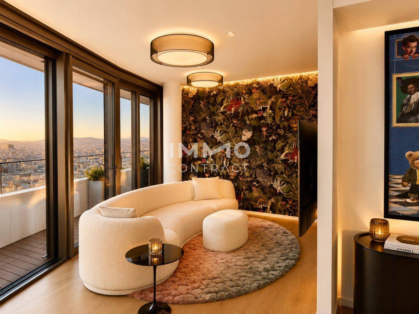 Moderner Wohnbereich mit geschwungenem Sofa, floraler Tapete und großen Fenstern mit Panoramablick auf die Stadt.