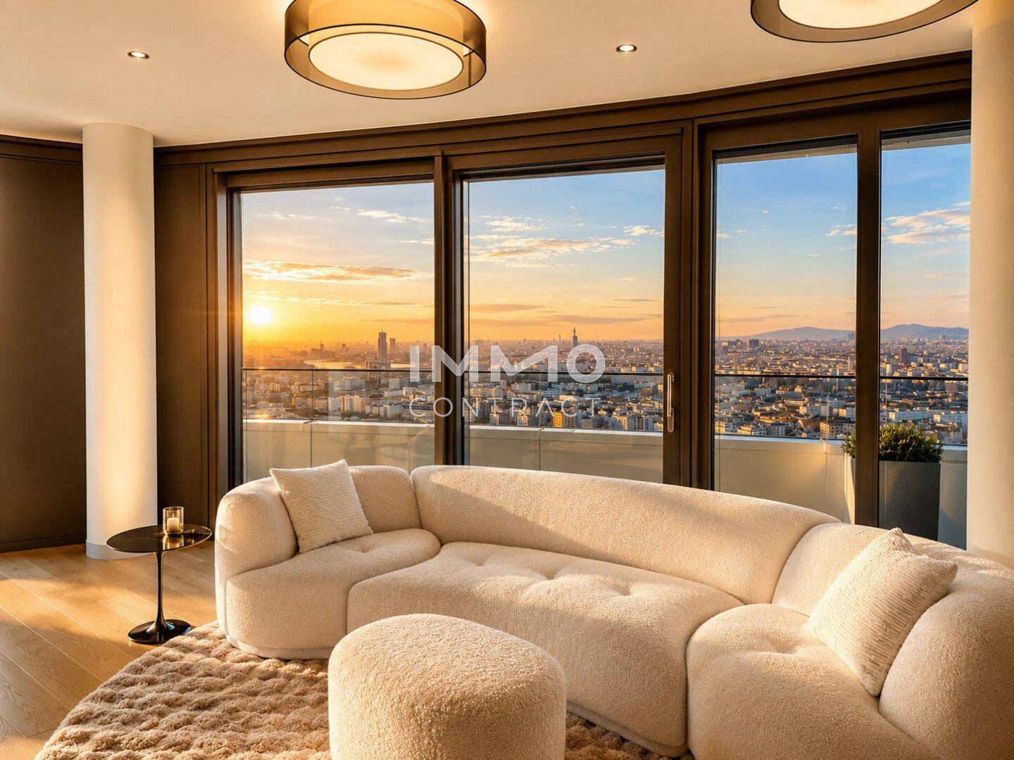 Geräumiger Wohnbereich mit großem, geschwungenem Sofa und weitem Blick auf die Stadt und den Fluss bei Sonnenuntergang.
