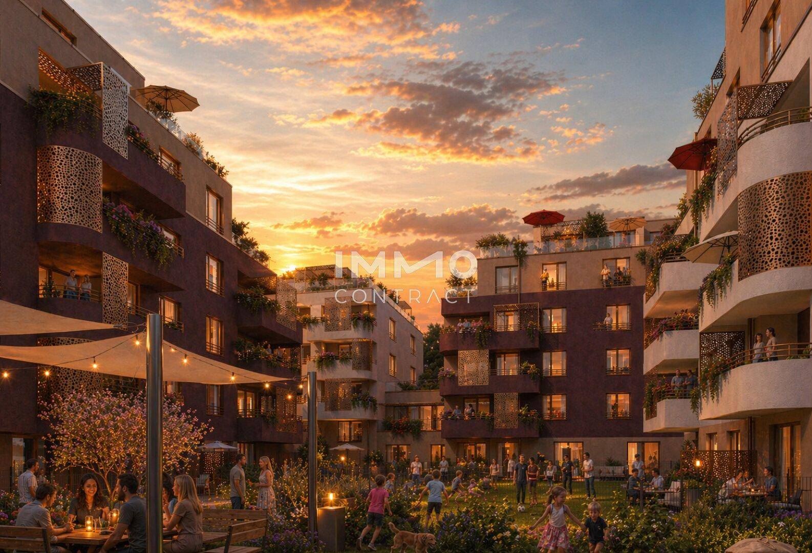 Stimmungsvoller Innenhof bei Sonnenuntergang mit beleuchteten Sitzbereichen und spielenden Menschen.