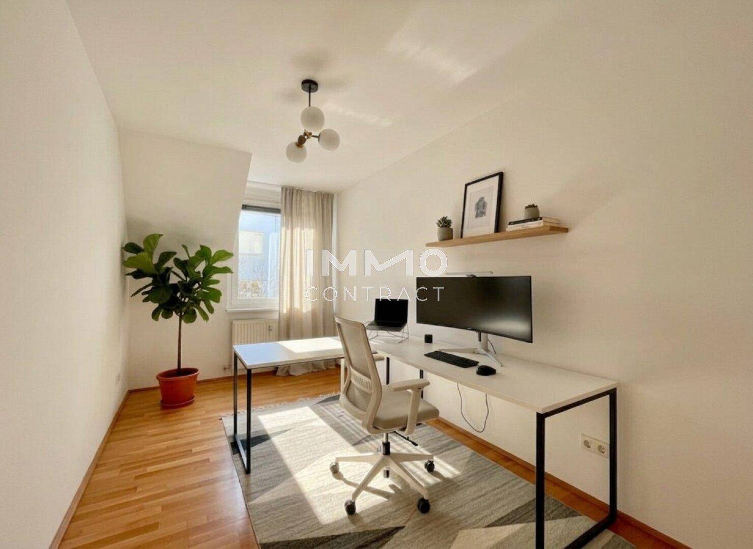 Funktionales Home-Office mit hellem Holzboden, modernem Schreibtisch und Topfpflanze.