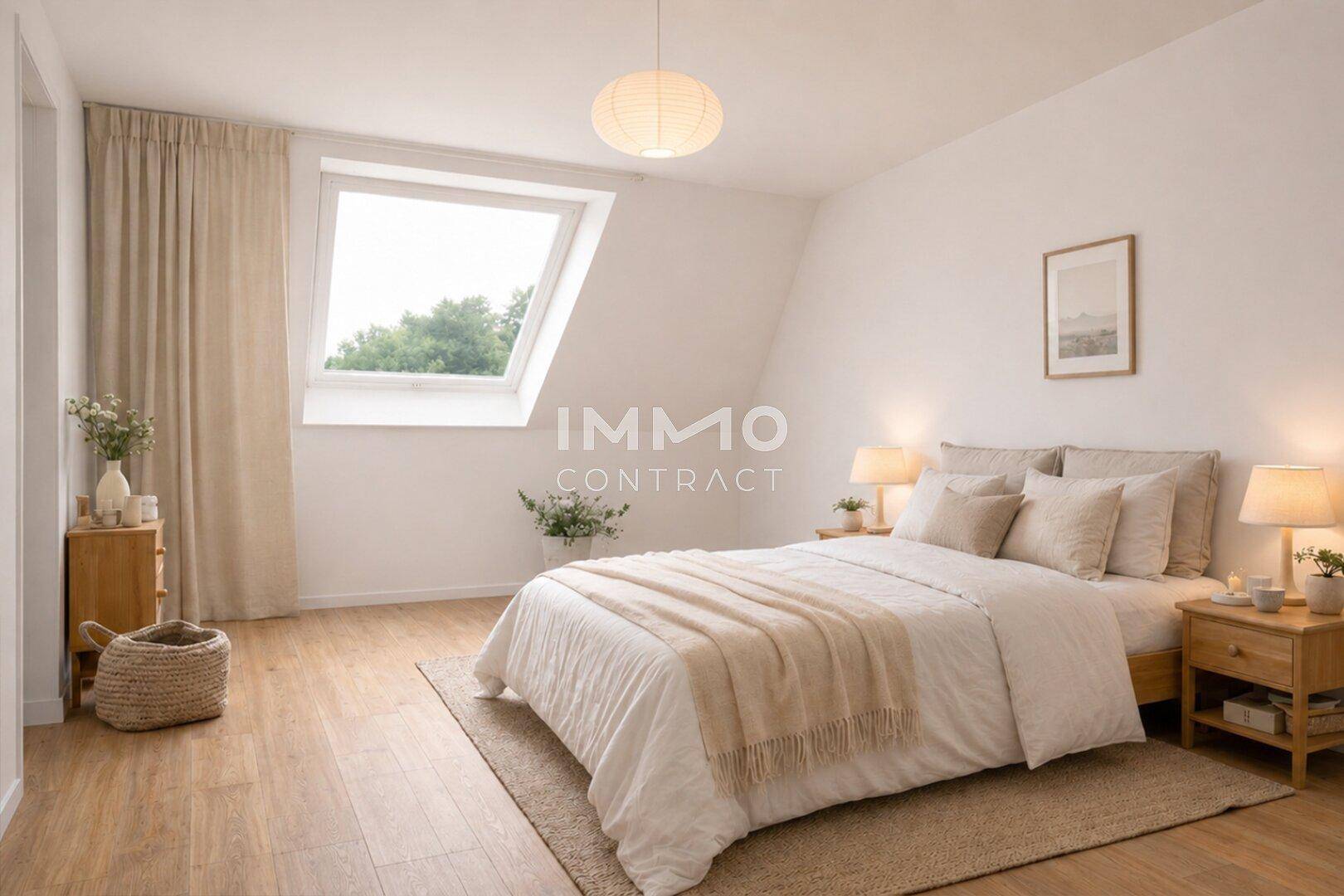 Helles Schlafzimmer mit Dachfenster, Holzboden und minimalistischer Einrichtung in warmen Tönen.