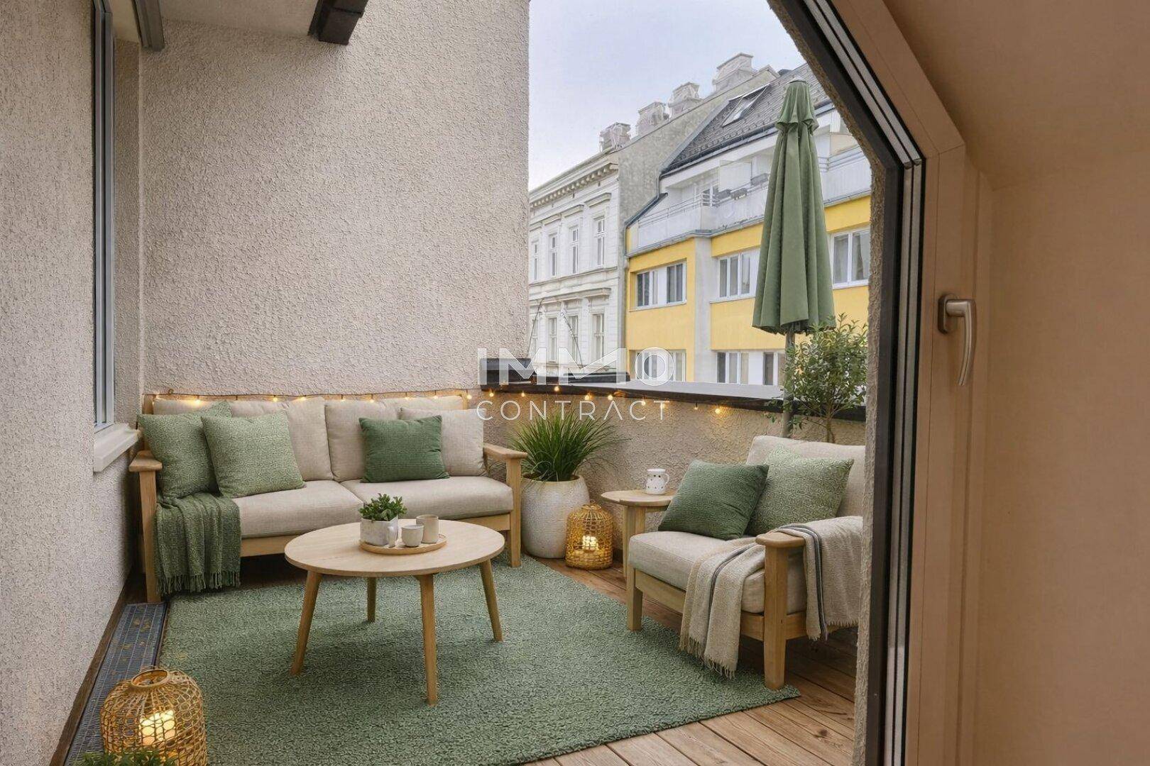 Gemütlicher Balkon mit bequemen Sitzgelegenheiten, Holzboden und Blick auf die Stadt.