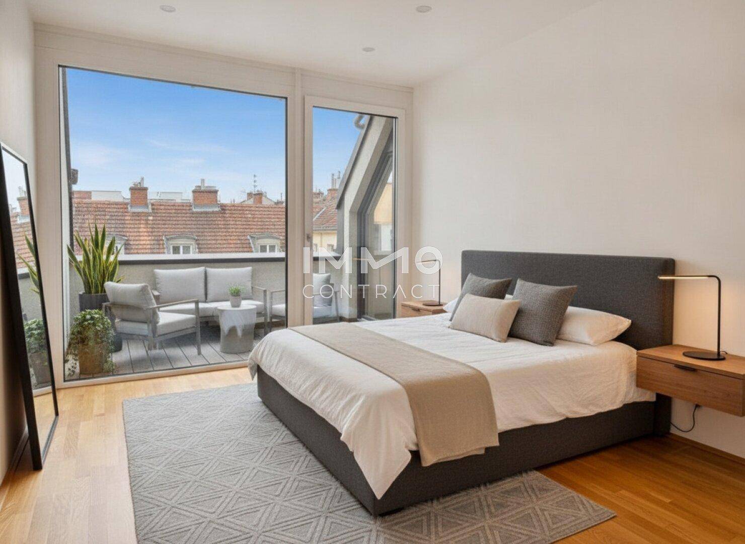 Modernes Schlafzimmer mit großen Fenstern, Holzboden und direktem Zugang zum Balkon.