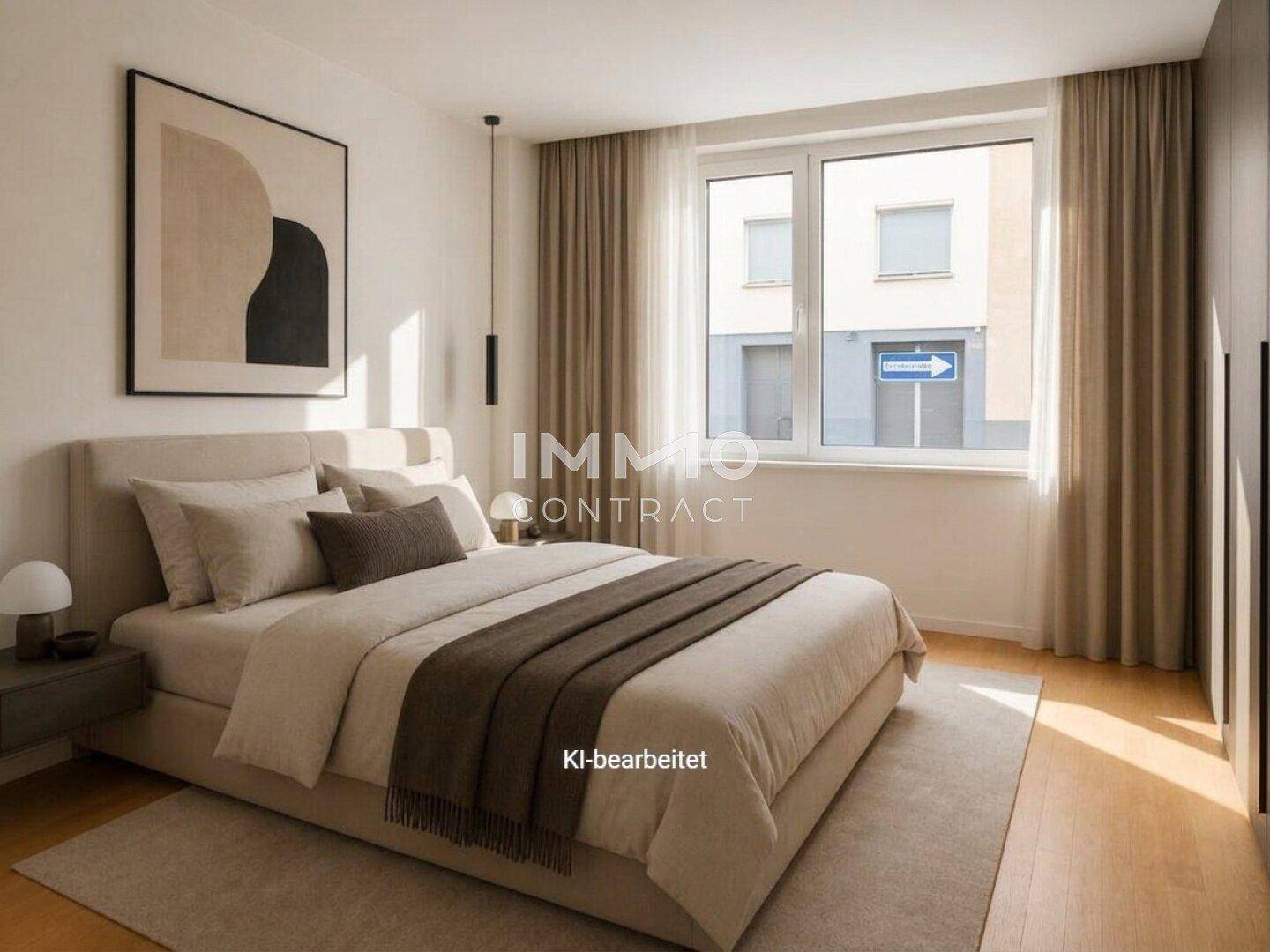 Helles Schlafzimmer mit großem Bett, Holzboden und Fensterblick auf die Straße.