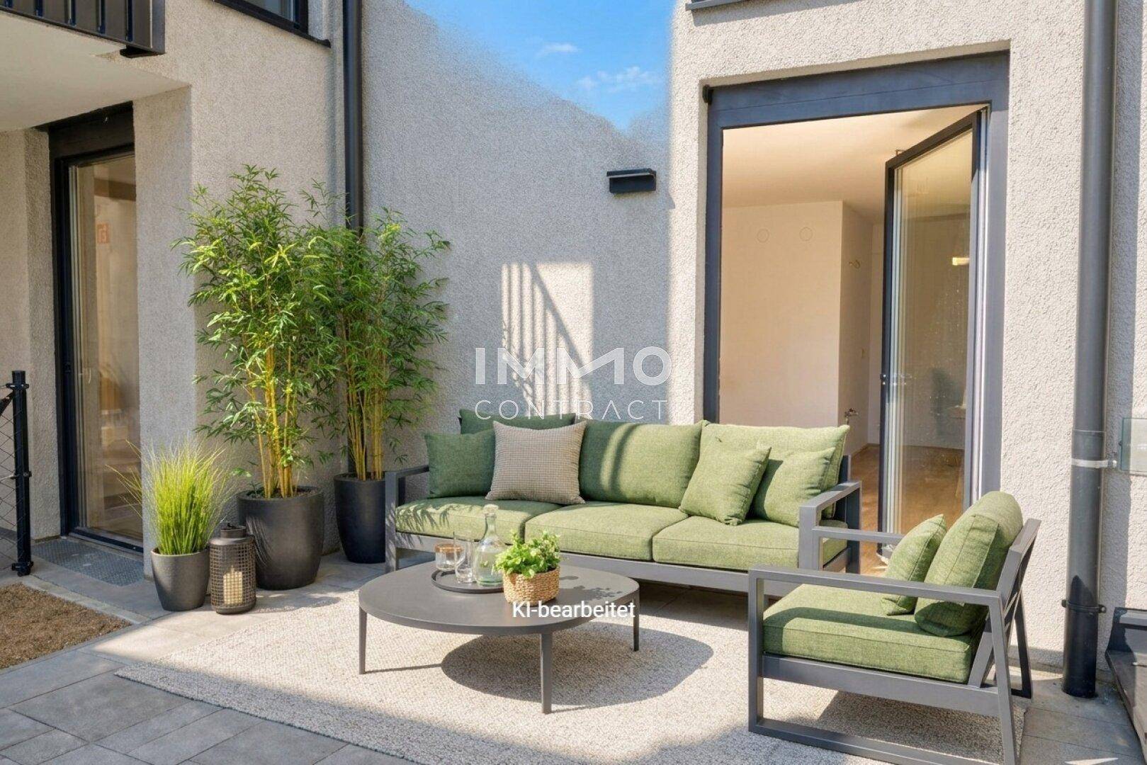 Möblierte Terrasse mit bequemen Sitzgelegenheiten und dekorativen Pflanzen im Freien.