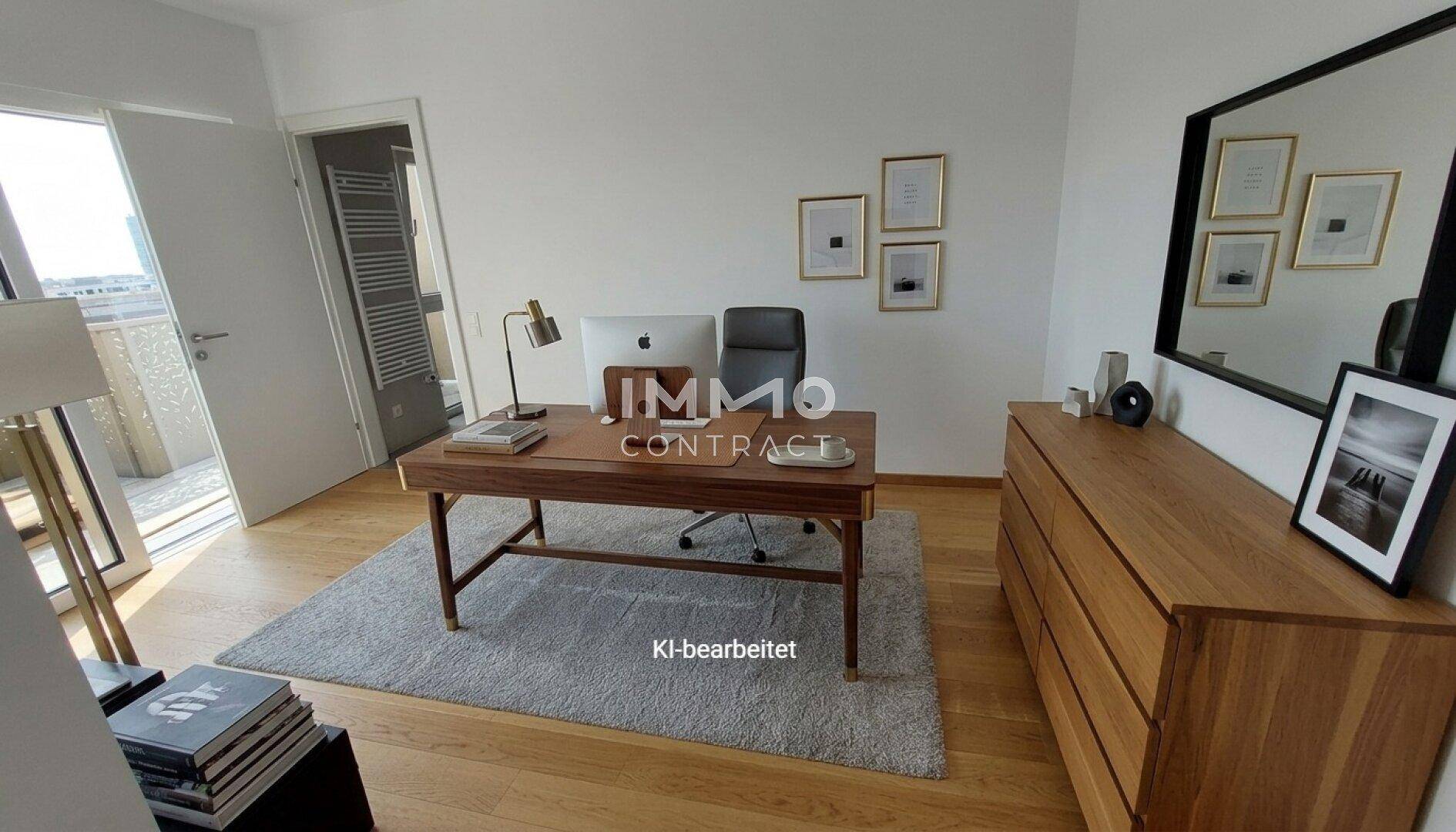 Funktionales Heimbüro mit Schreibtisch, Holzboden und Zugang zu einem Außenbereich.