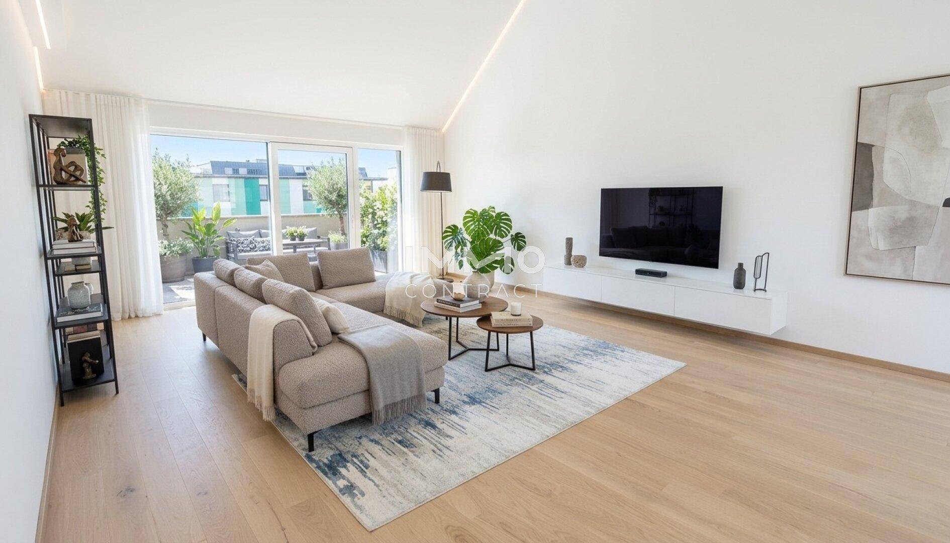 Helles Wohnzimmer mit großem Sofa, Holzboden und Zugang zu einer geräumigen Terrasse.