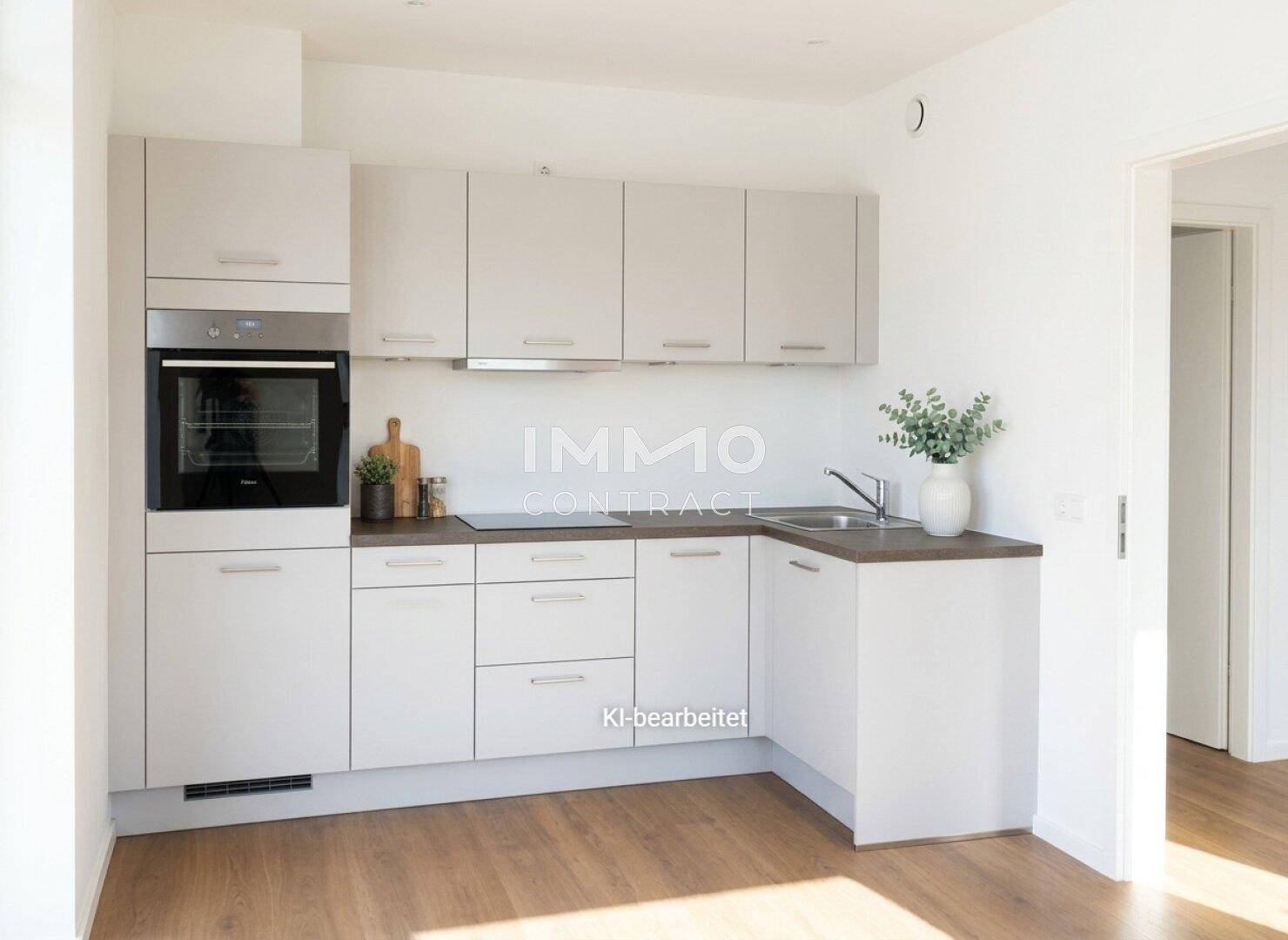 Moderne Einbauküche mit hellen Schränken, integriertem Backofen und Induktionskochfeld.