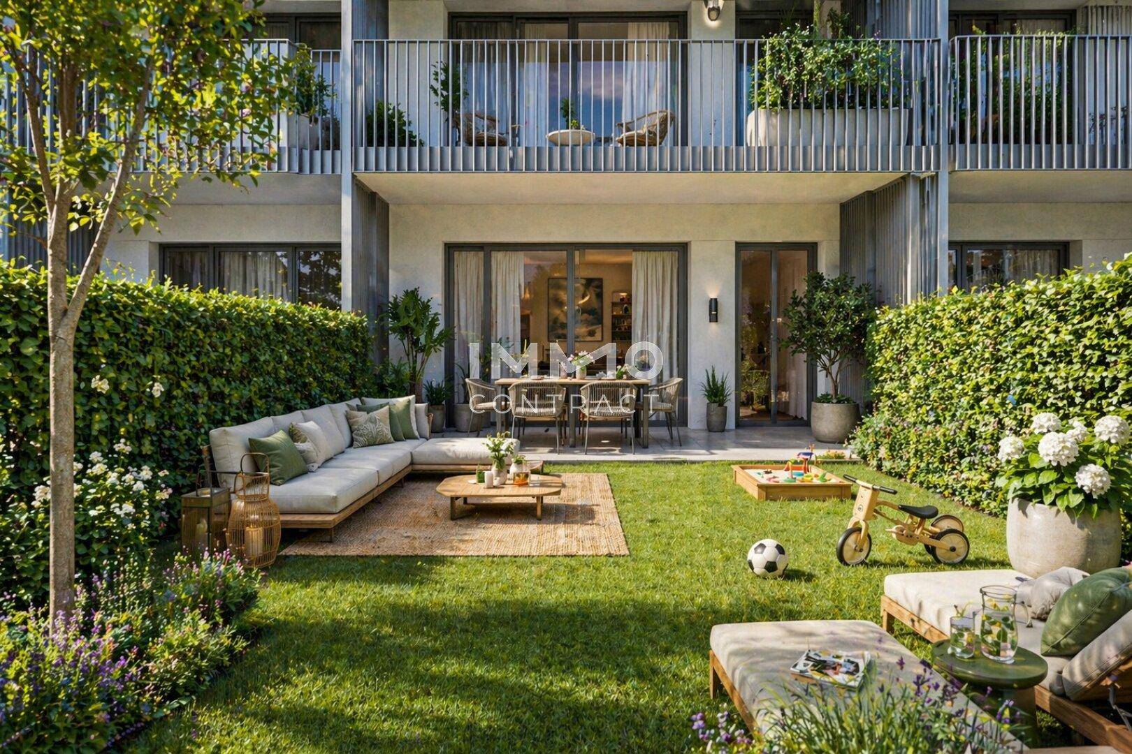 Gepflegter Garten mit Terrasse, Rasenfläche und Spielbereich für Kinder hinter dem Gebäude.