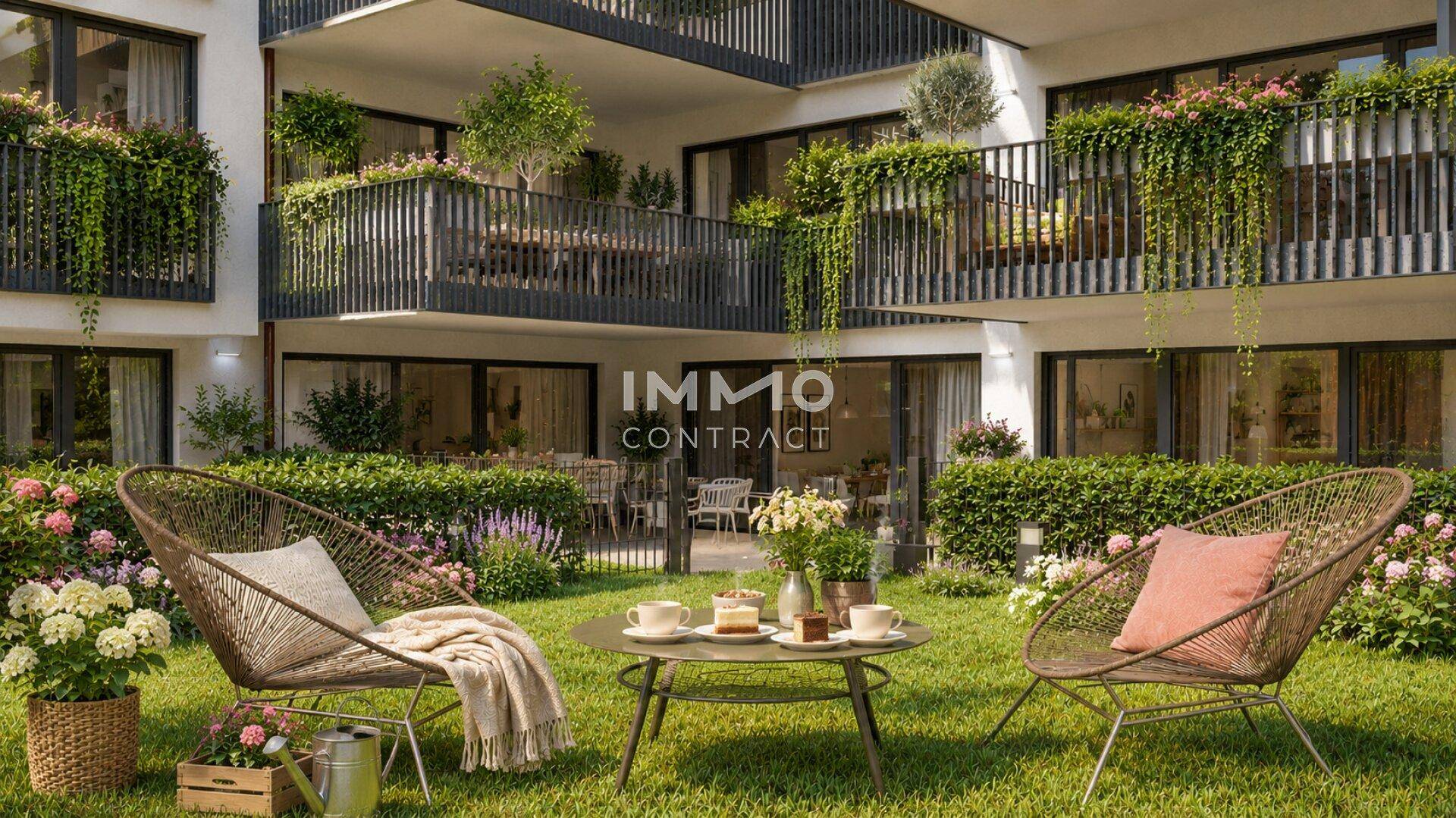 Gepflegter Gemeinschaftsgarten mit Sitzgelegenheiten und üppiger Bepflanzung im Wohnkomplex.