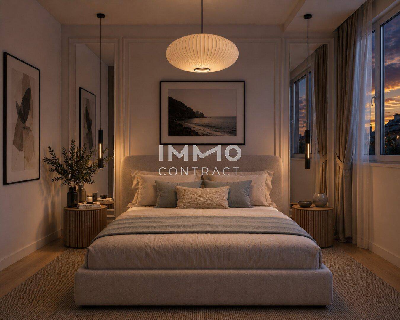 Elegantes Schlafzimmer mit großem Bett, stilvoller Beleuchtung und Blick auf die Stadt bei Nacht.