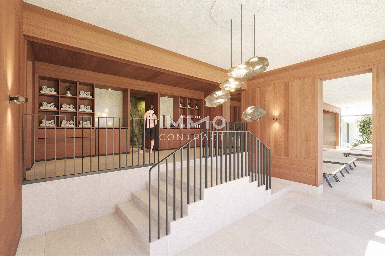 Empfangsbereich mit Holzvertäfelung, Treppe und Regalen, Teil des Wellnessbereichs.