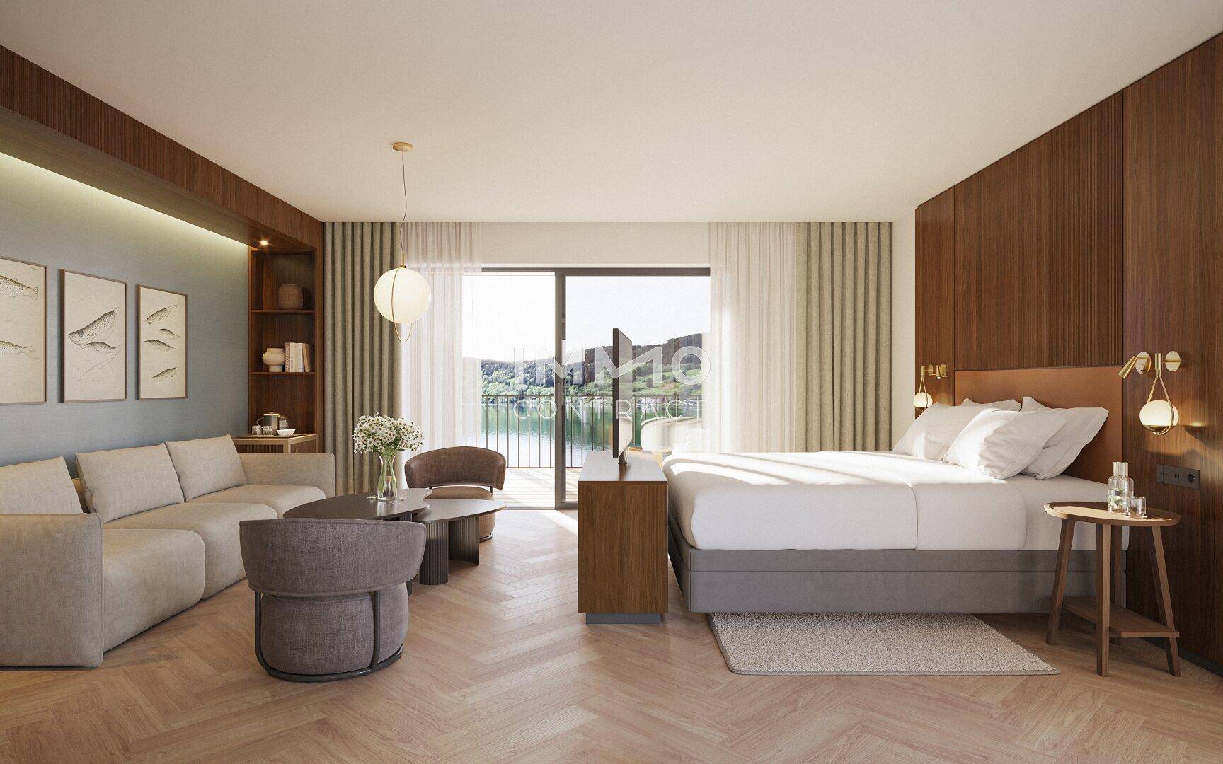 Helles Schlafzimmer mit Seeblick, gemütlichem Sitzbereich und modernem Holzparkettboden.