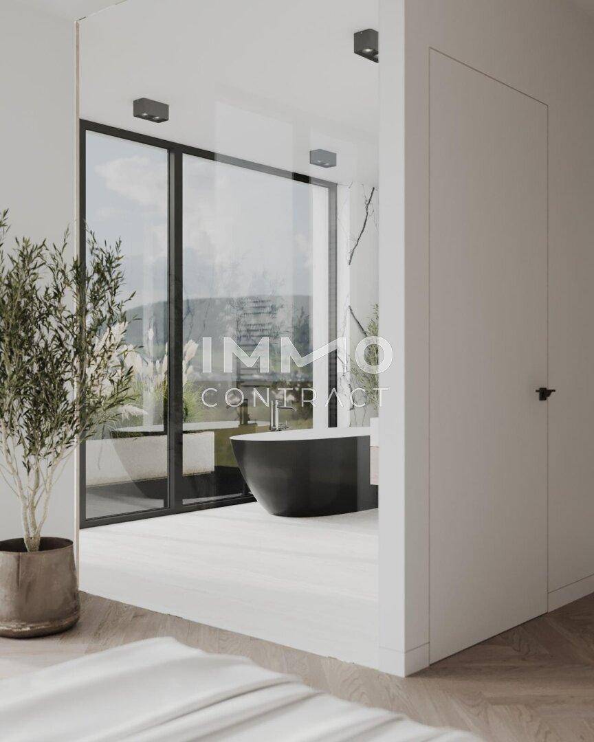 Modernes Badezimmer mit freistehender schwarzer Badewanne und großen Fenstern.