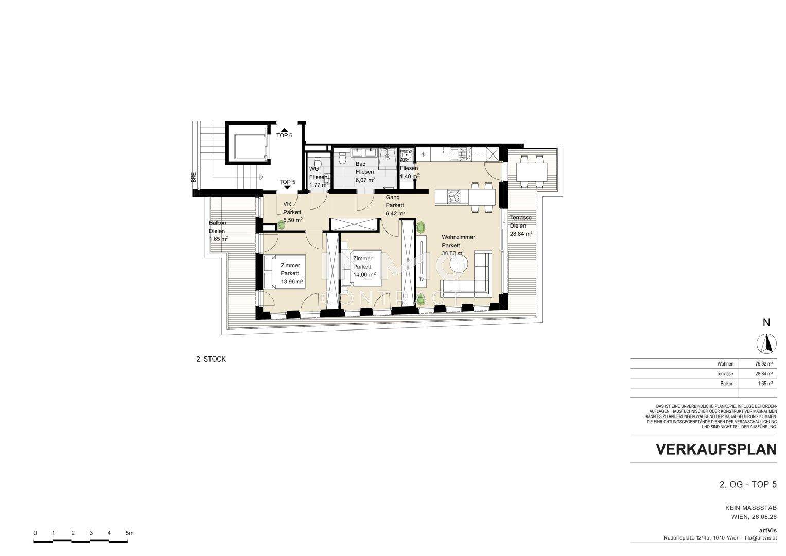 Detaillierter Grundriss einer Wohnung mit Terrasse und Balkon.