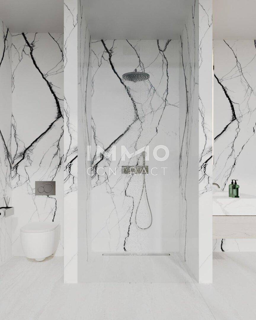 Modernes Badezimmer mit begehbarer Dusche, Wand-WC und Marmorfliesen.
