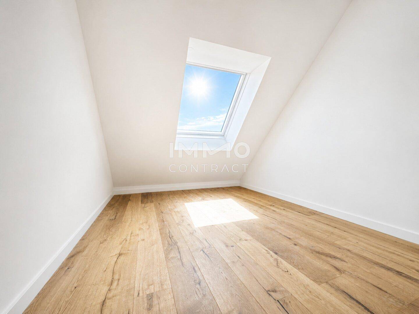 Sonniger Dachraum mit großem Dachfenster, das viel natürliches Licht hereinlässt.