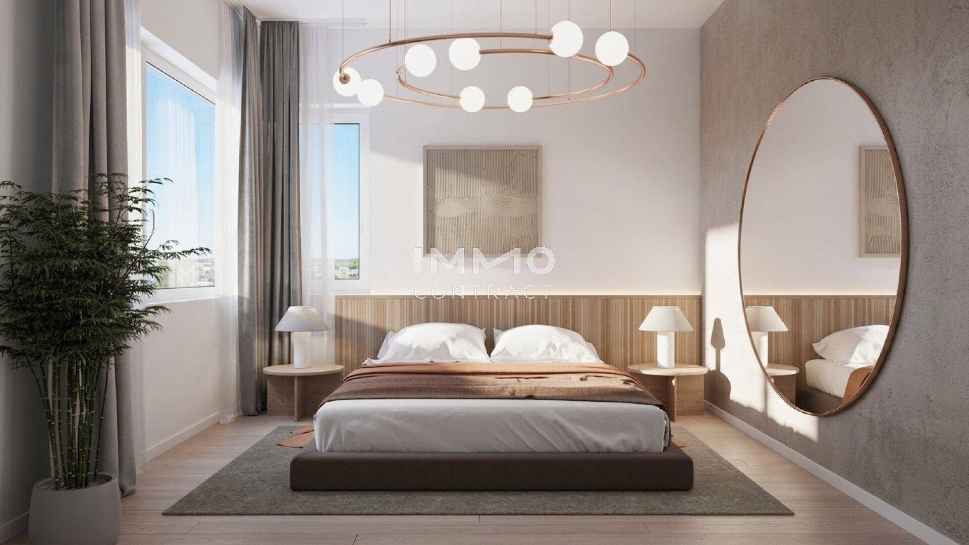 Modernes Schlafzimmer mit großem Bett, stilvollem Spiegel und viel natürlichem Licht durch die Fenster.