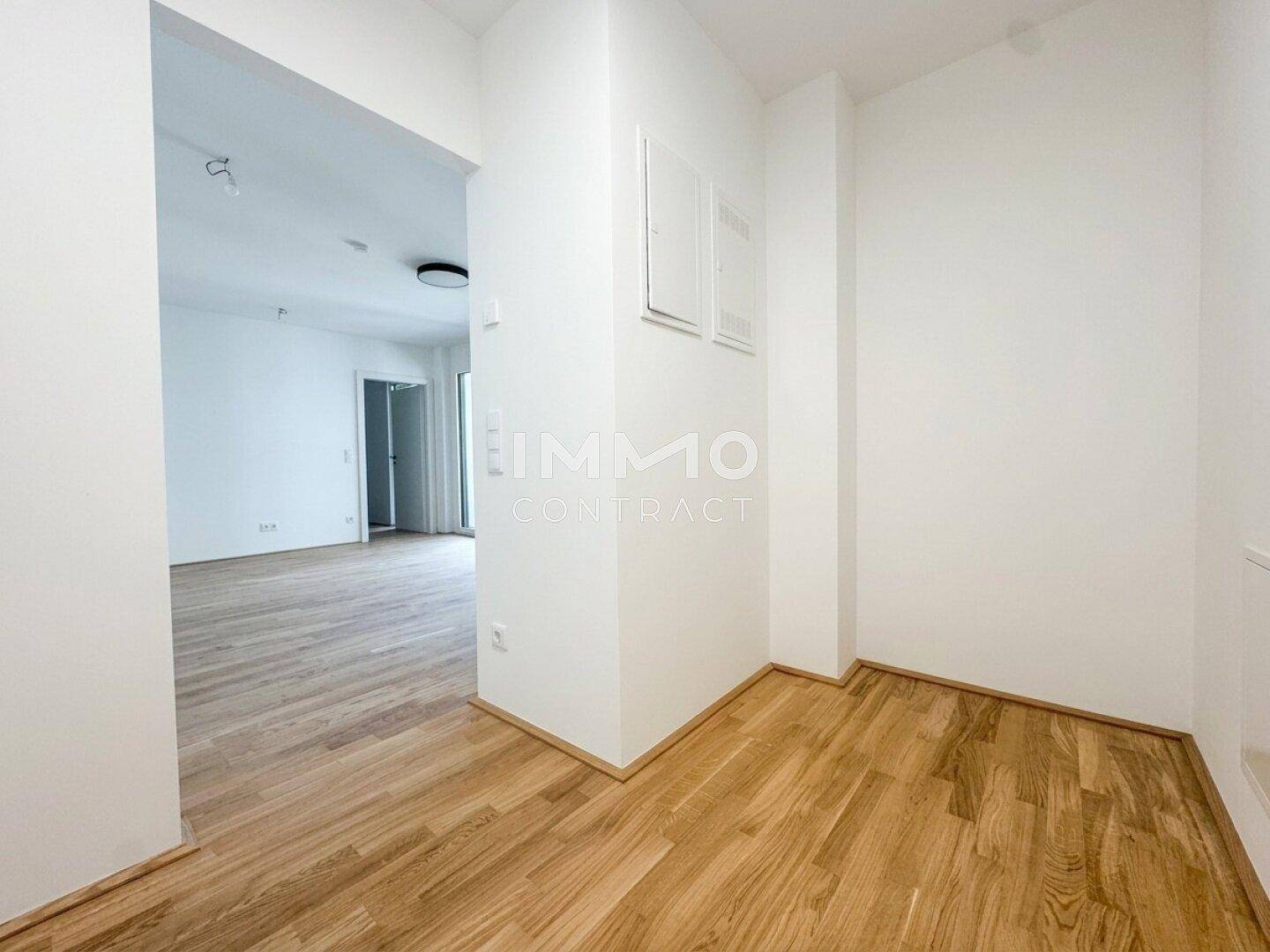 Heller Flur mit Parkettboden, der zu den angrenzenden Wohnbereichen der Wohnung führt.
