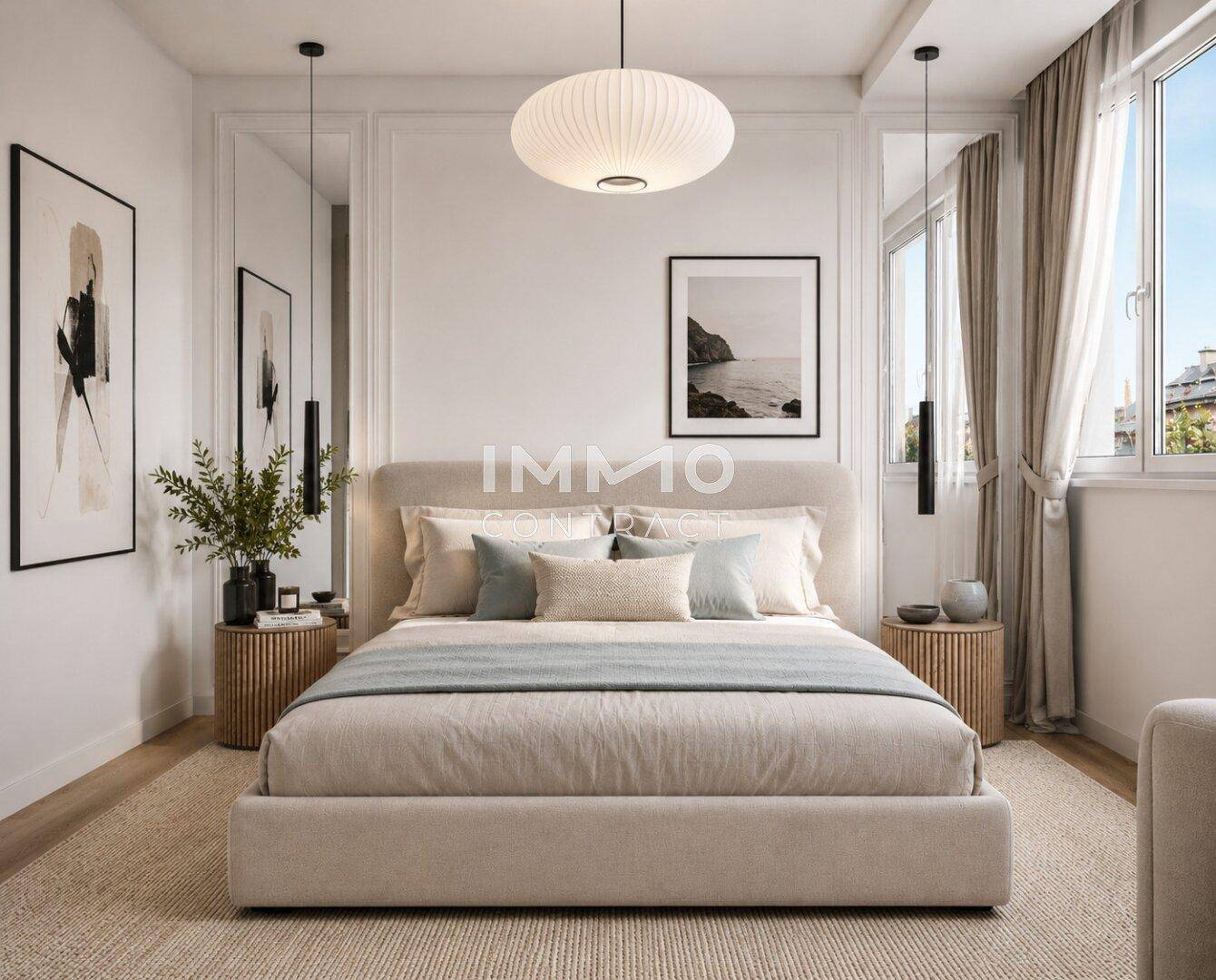 Helles Schlafzimmer mit großem Doppelbett, modernen Nachttischen und dekorativen Spiegeln.