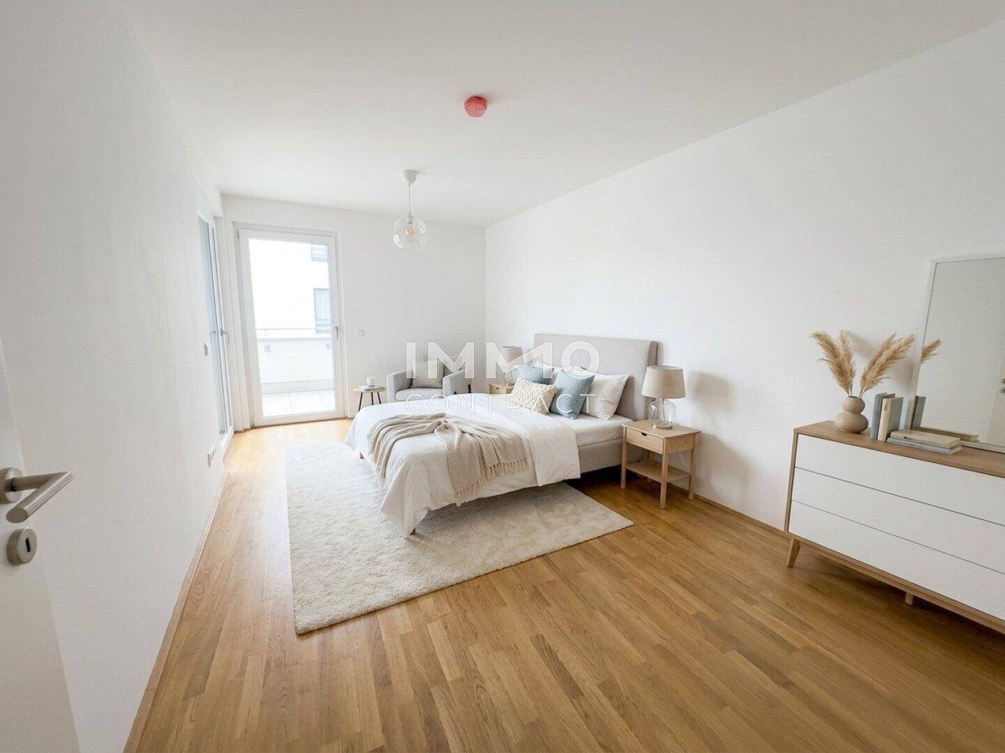 Gemütliches Schlafzimmer mit Holzboden, modernem Bett und Zugang zu einem Außenbereich.