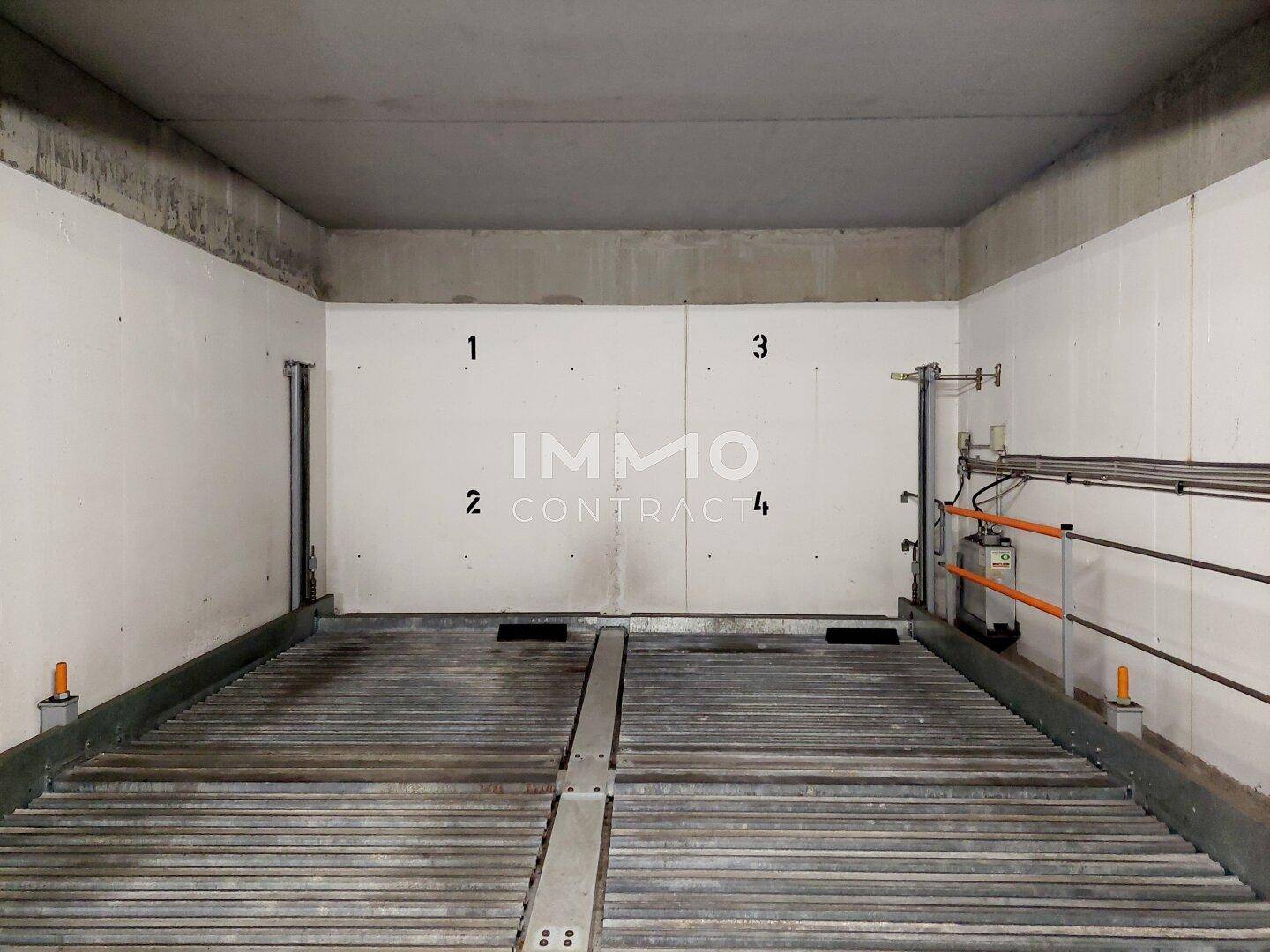 Mechanisches Stapelparksystem in einer Tiefgarage für effiziente Raumnutzung.