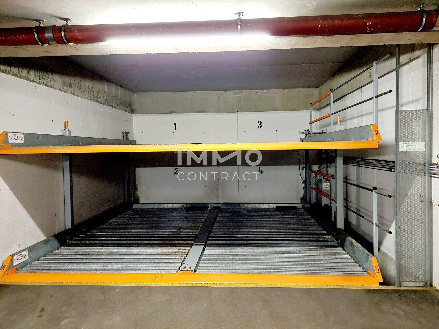 Stapelparksystem in einer Tiefgarage mit zwei Ebenen für Fahrzeuge.