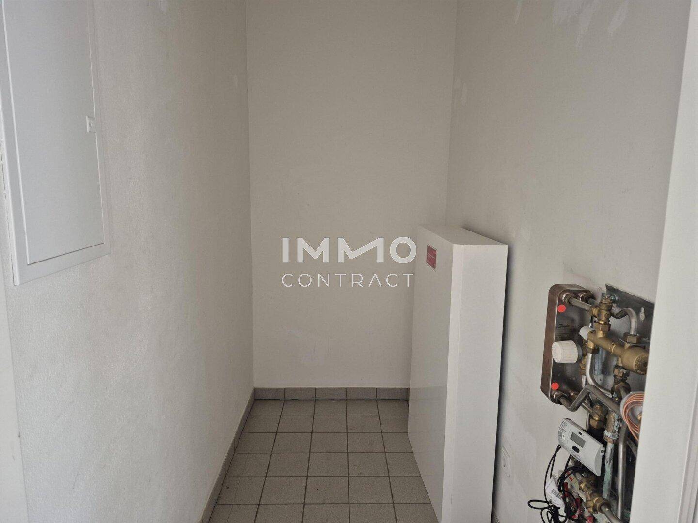Kleiner Hauswirtschaftsraum mit Fliesenboden und sichtbaren Installationen.