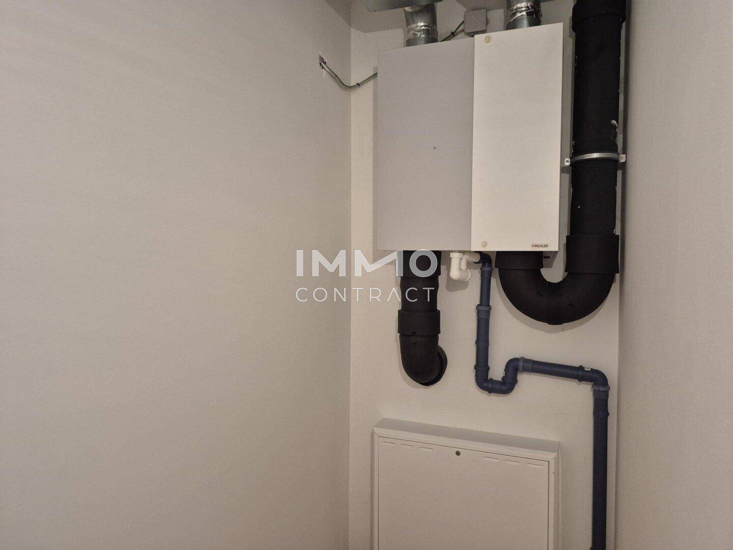 Technikraum mit Heizungsanlage und sichtbaren Rohrleitungen, funktional und gut zugänglich.