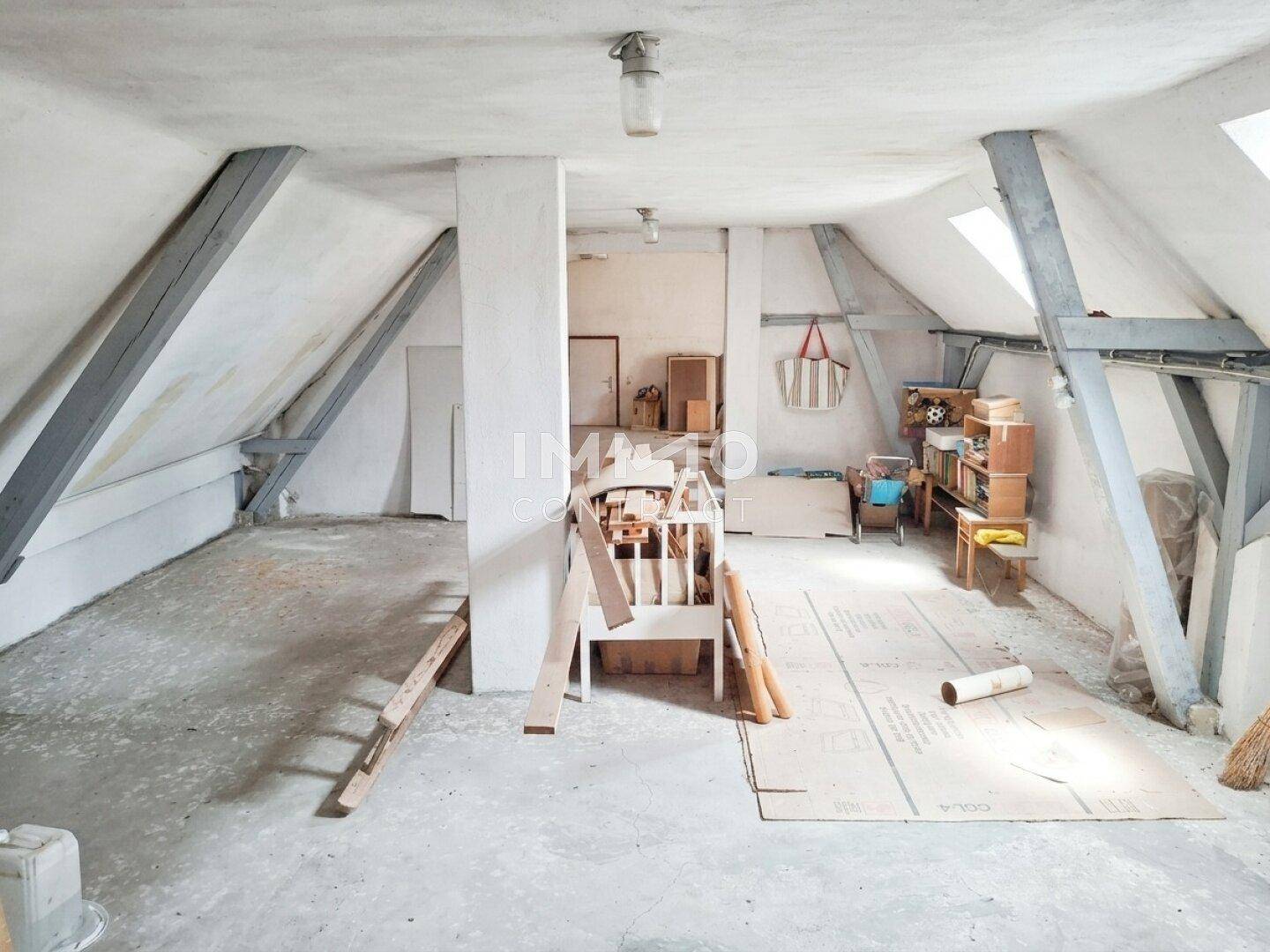 Geräumiger Dachboden mit sichtbaren Holzbalken und viel Stauraum.