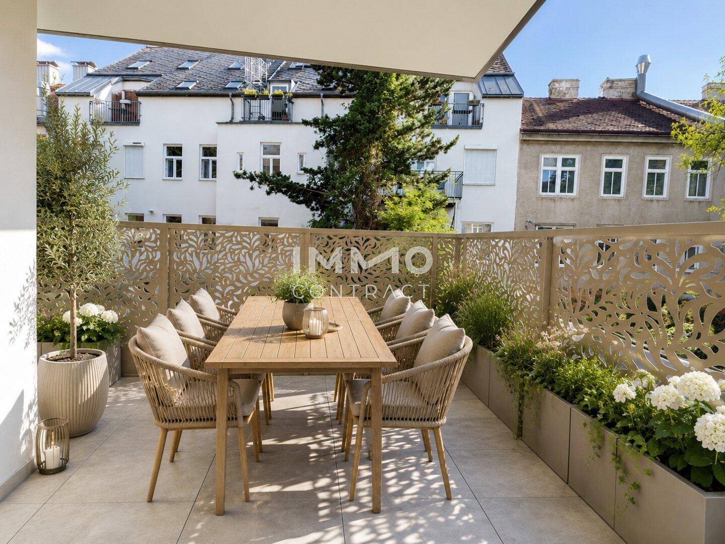 Stilvoll eingerichtete Terrasse mit Esstisch, Pflanzen und dekorativen Geländern.