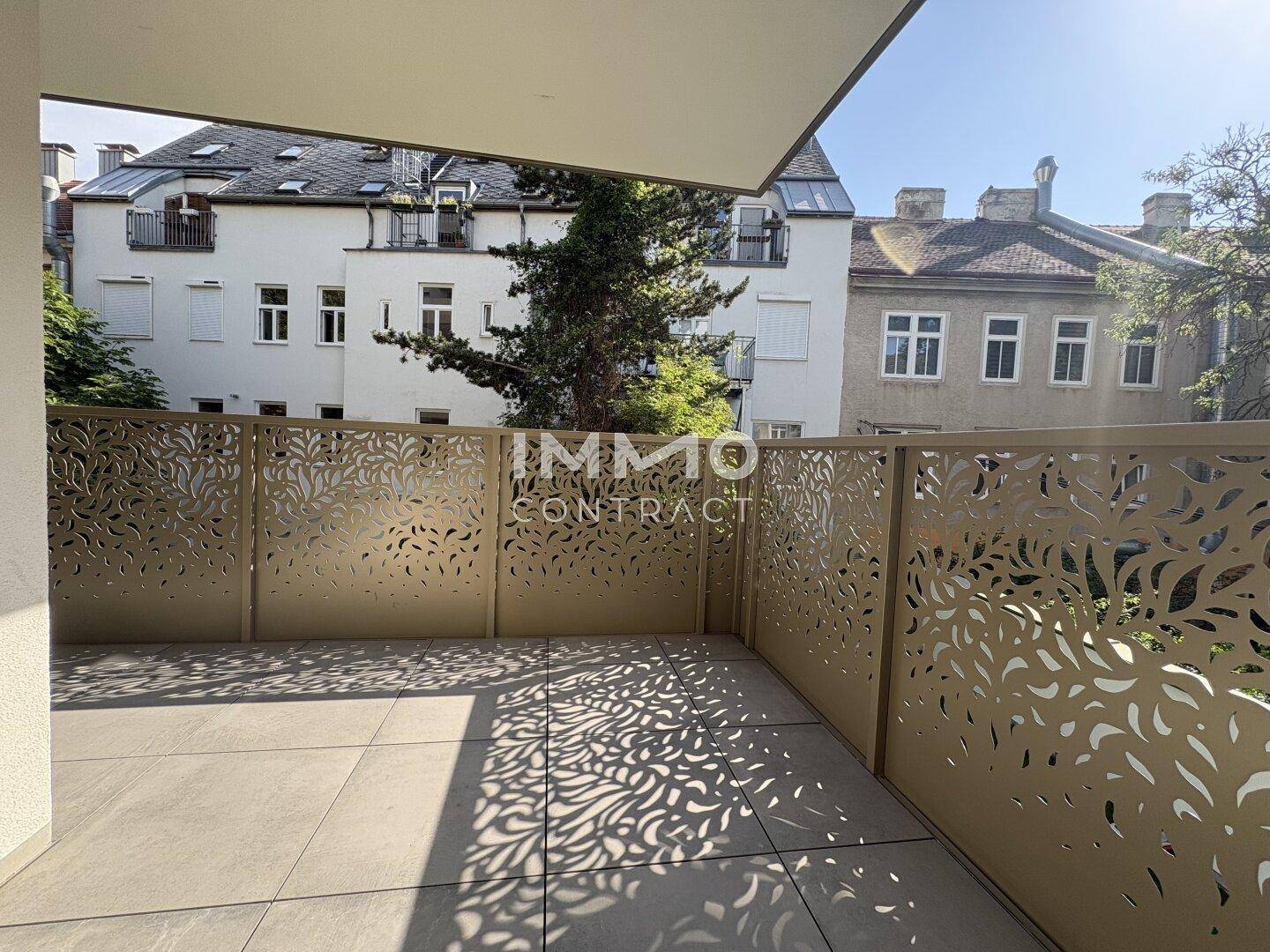 Geräumige Terrasse mit modernen, gemusterten Geländern und Fliesenboden.