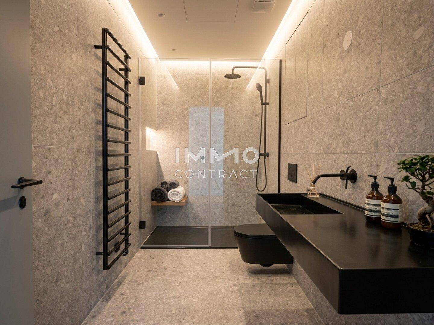 Stilvolles Badezimmer mit grauen Fliesen, schwarzer Armatur und beleuchteter Walk-in-Dusche.