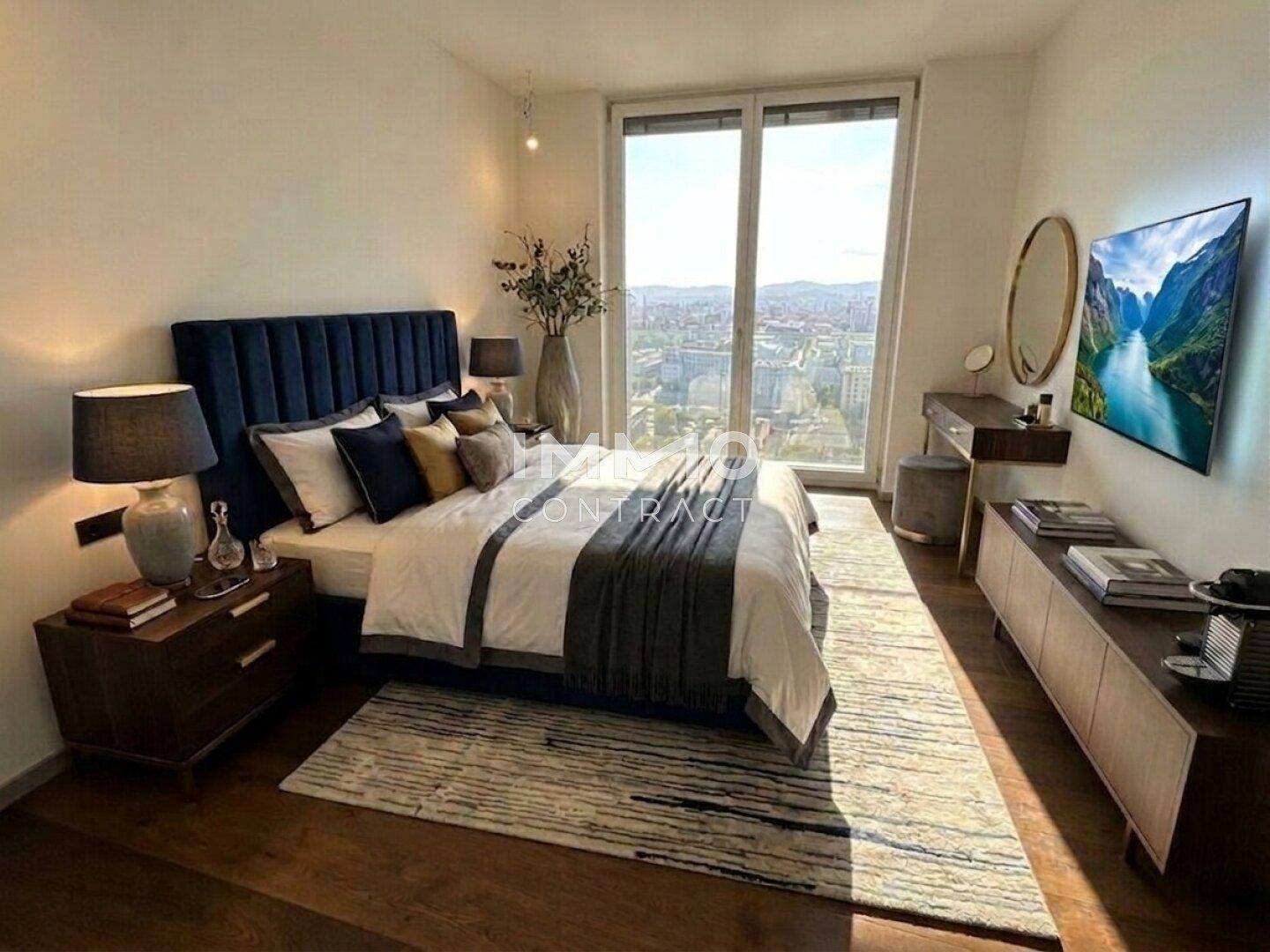 Elegantes Schlafzimmer mit großem Bett, Holzboden und weitem Stadtblick durch die Fenster.