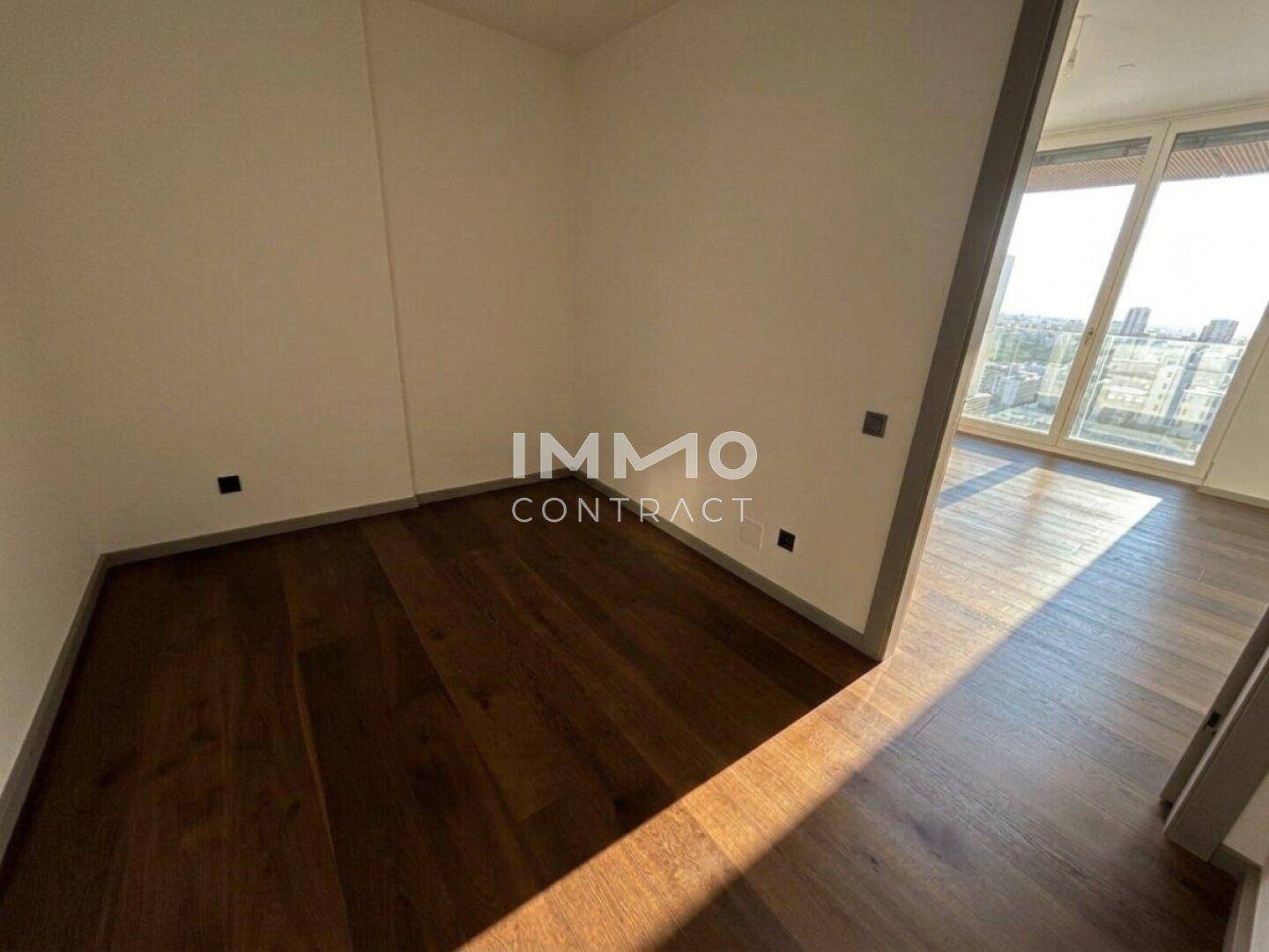 Unmöbliertes Zimmer mit Holzboden und großen Fenstern, ideal als Schlafzimmer.