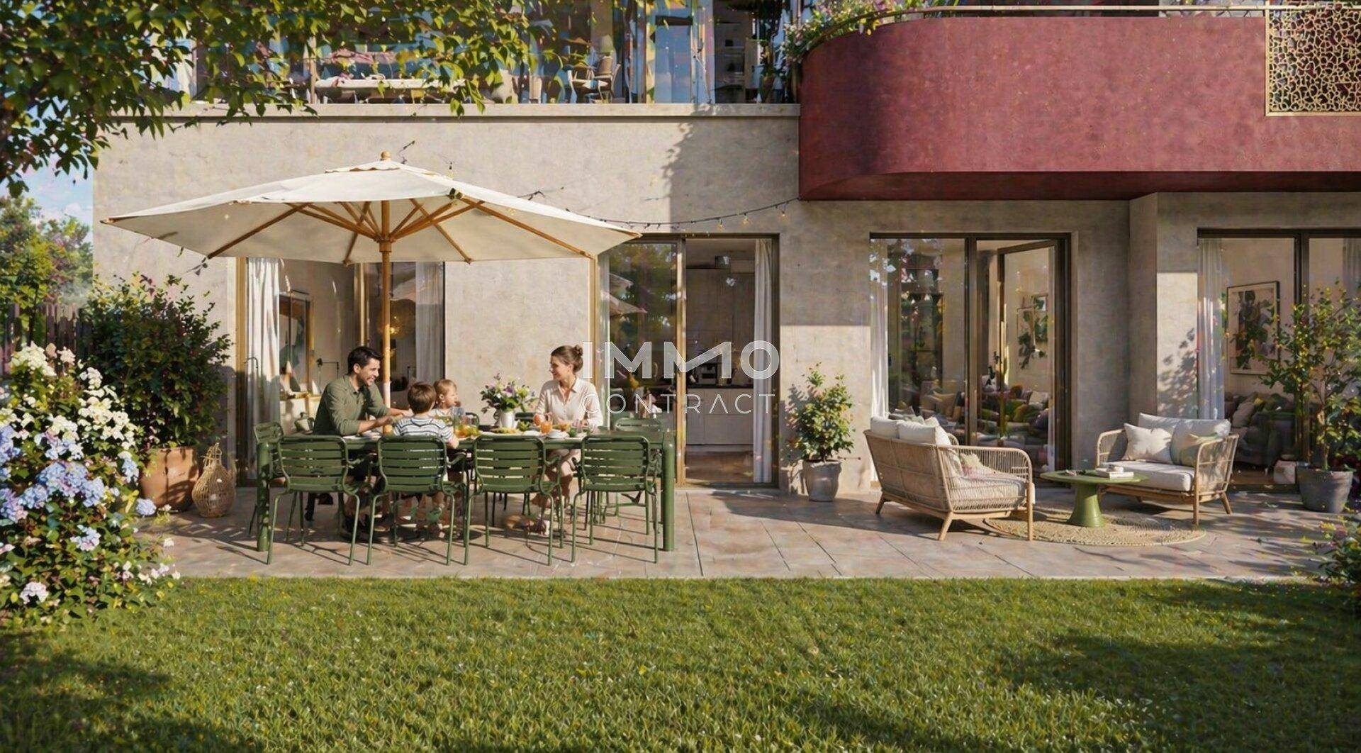 Großzügige Terrasse mit Essbereich und angrenzendem Garten, ideal für Familien.