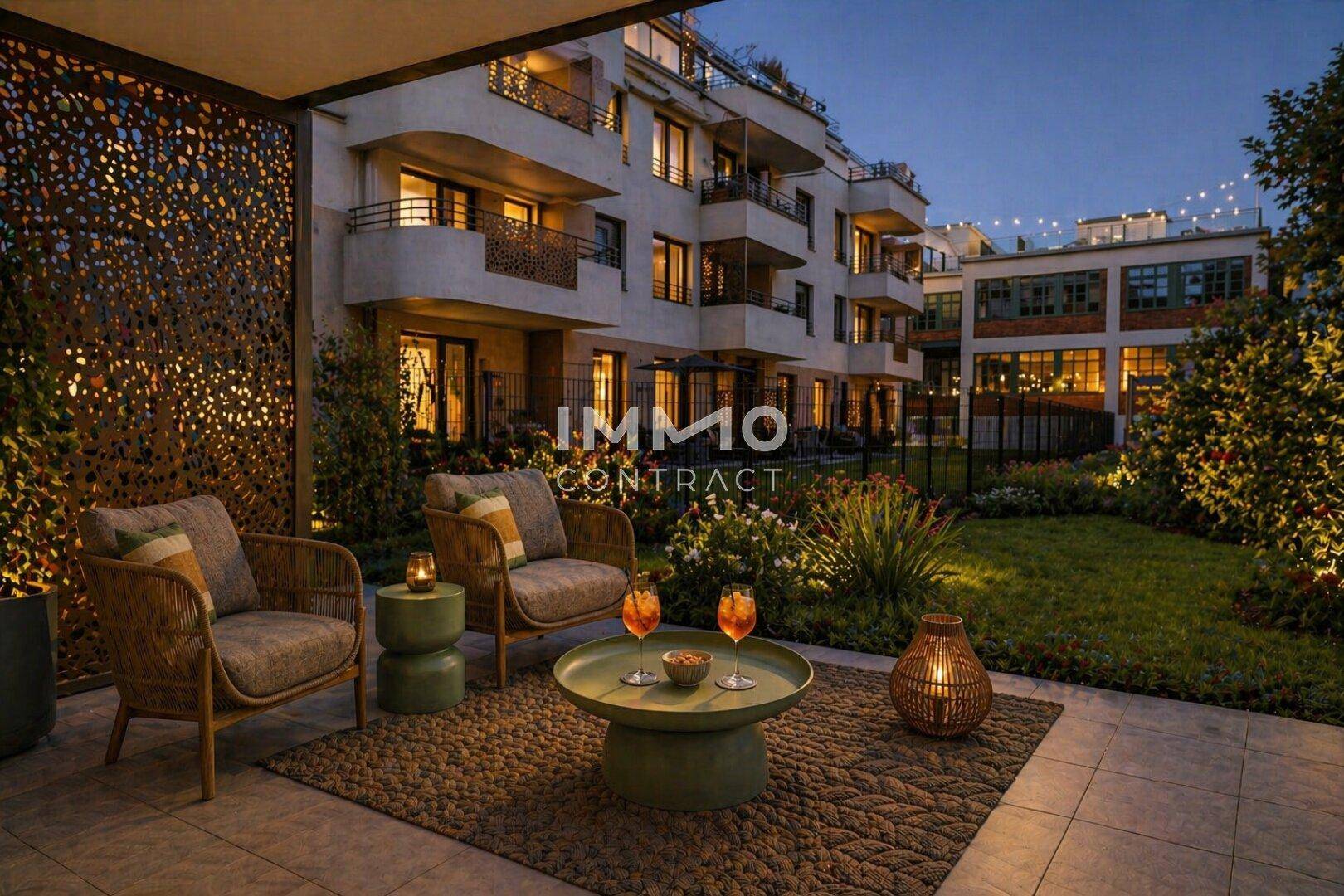 Abendliche Terrasse mit gemütlichen Lounge-Möbeln und Blick auf den beleuchteten Garten.