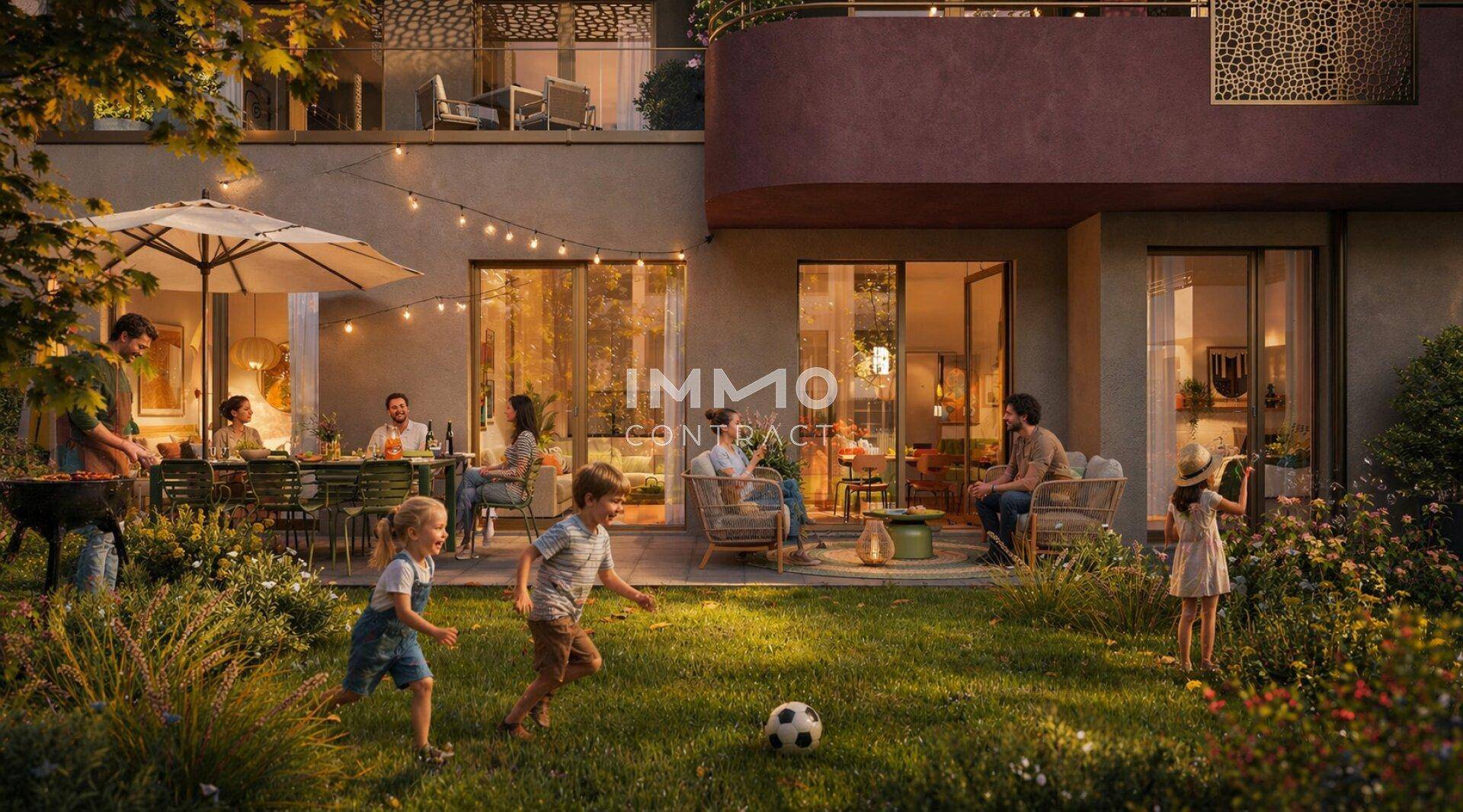 Lebhafter Gartenbereich mit Terrasse, Grillplatz und spielenden Kindern am Abend.