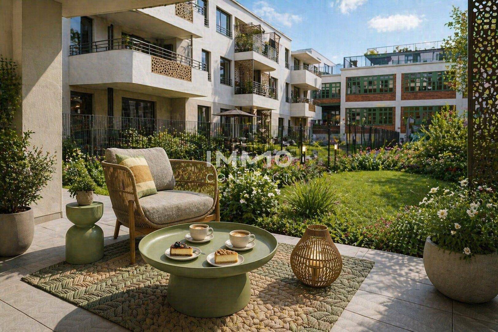 Private Terrasse mit Gartenmöbeln und Zugang zu einem gepflegten Rasenbereich in moderner Wohnanlage.