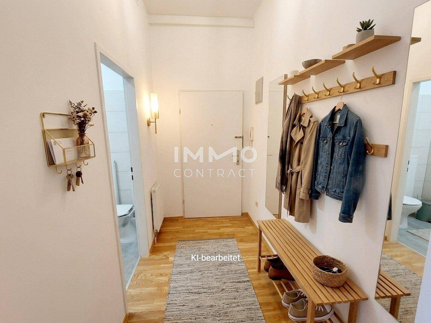 Freundlicher Eingangsbereich mit Holzboden, Garderobe und praktischer Sitzbank, einladend gestaltet.