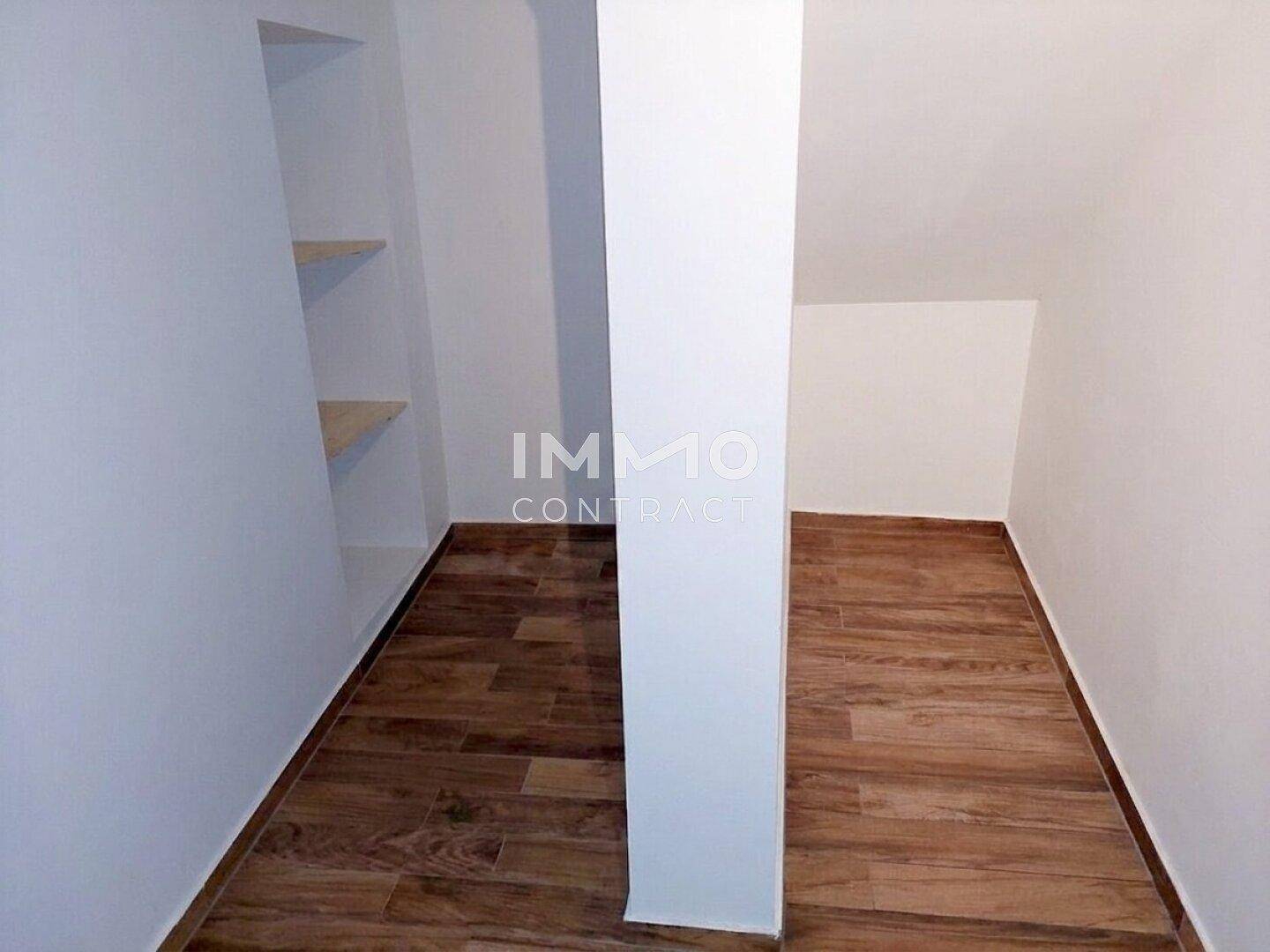 Praktischer Abstellraum mit Regalen und Laminatboden, ideal für zusätzlichen Stauraum.