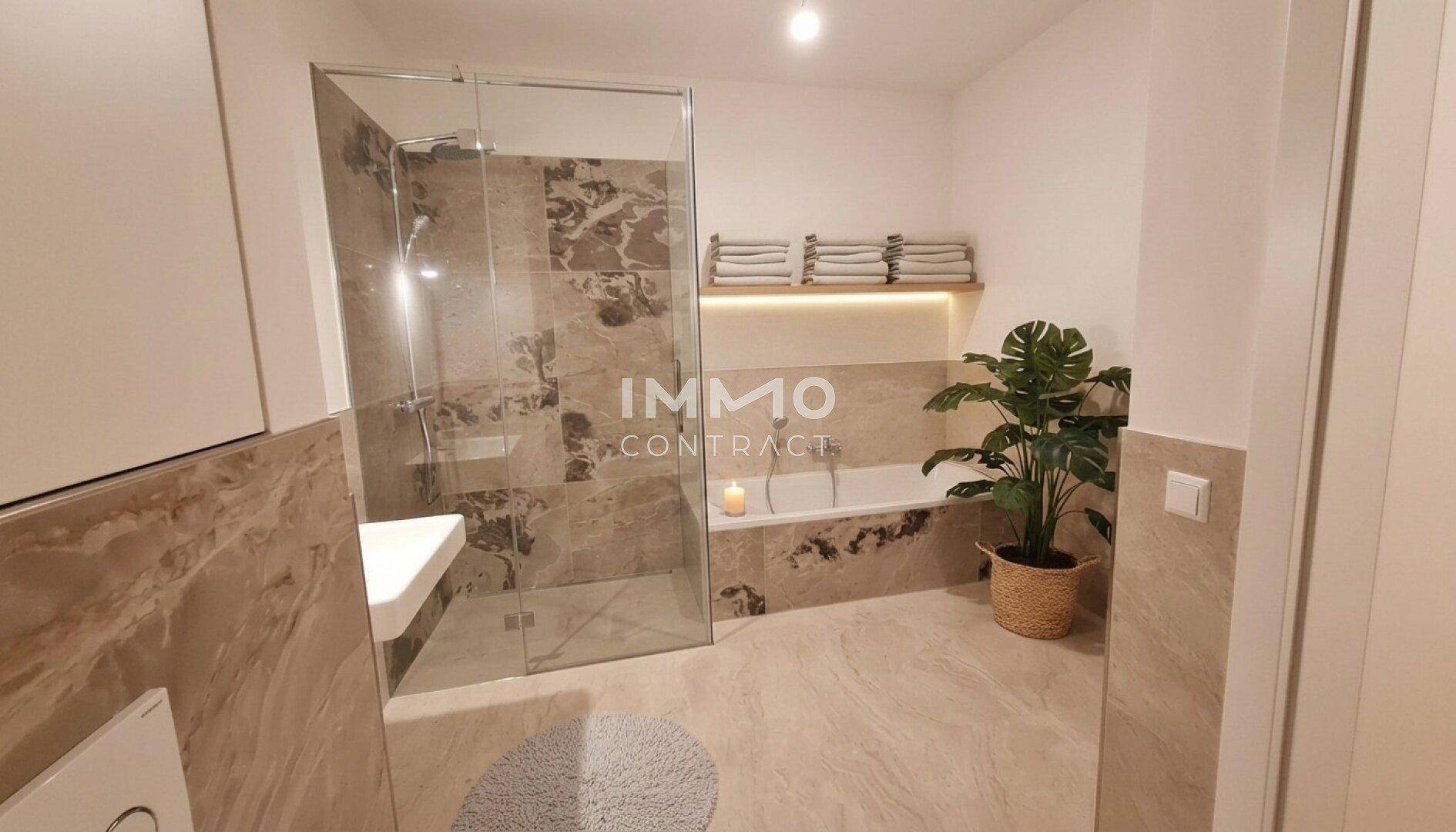 Modernes Badezimmer mit begehbarer Dusche, Badewanne und eleganten Fliesen in hellen Farbtönen.