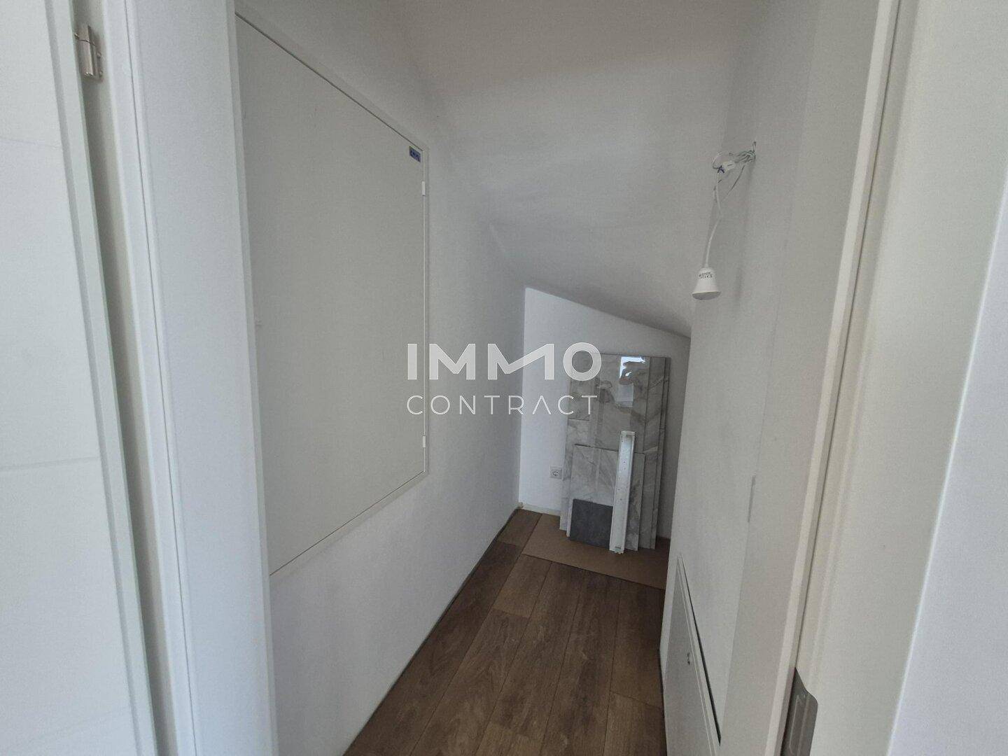 Praktischer Abstellraum mit Laminatboden und weiß gestrichenen Wänden, ideal für Lagerung.